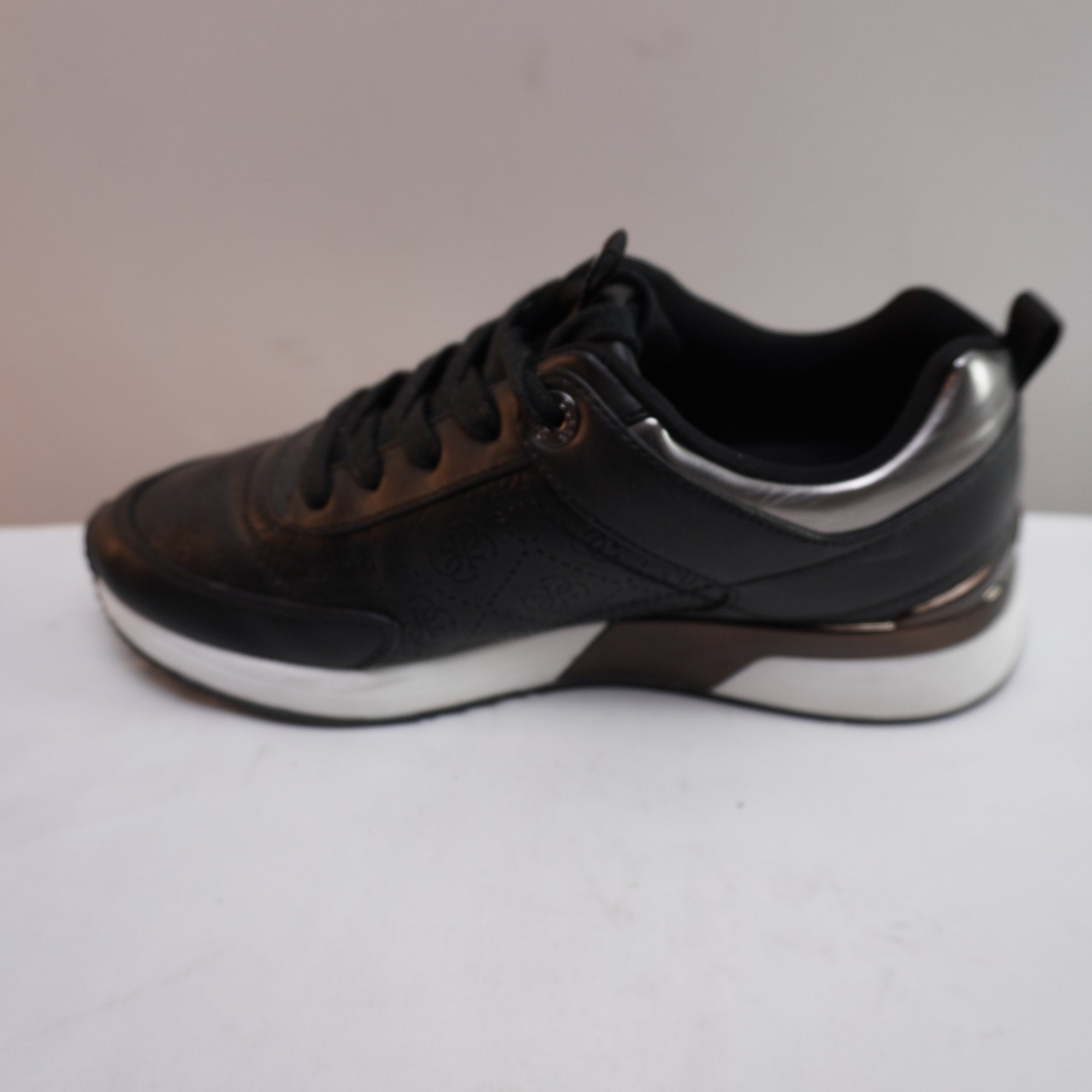 Zapatillas Guess para Mujer Usadas - Negros, Talla 37