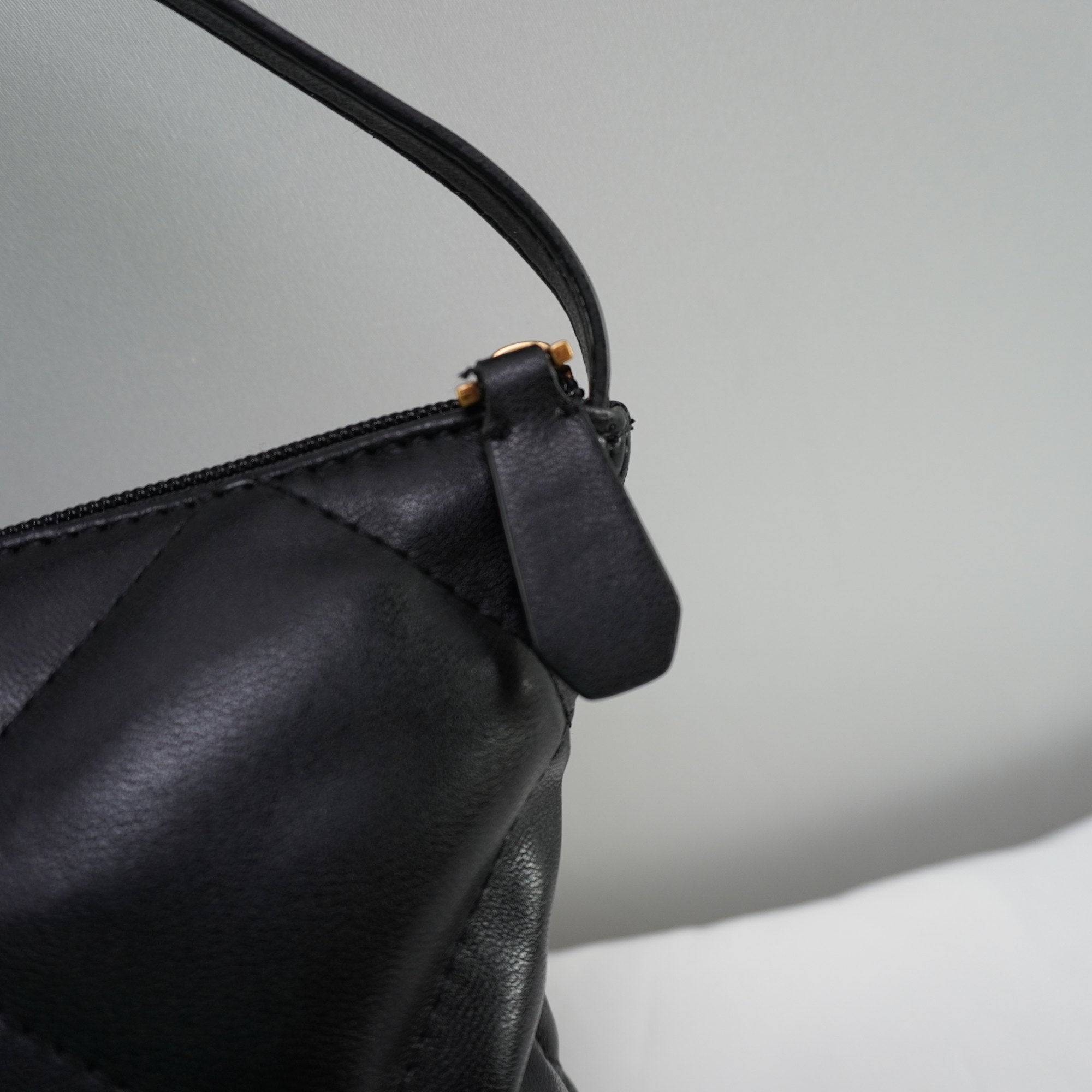 Bolso Baguette Guess para Mujer Usado - Negro, Muy Buen Estado