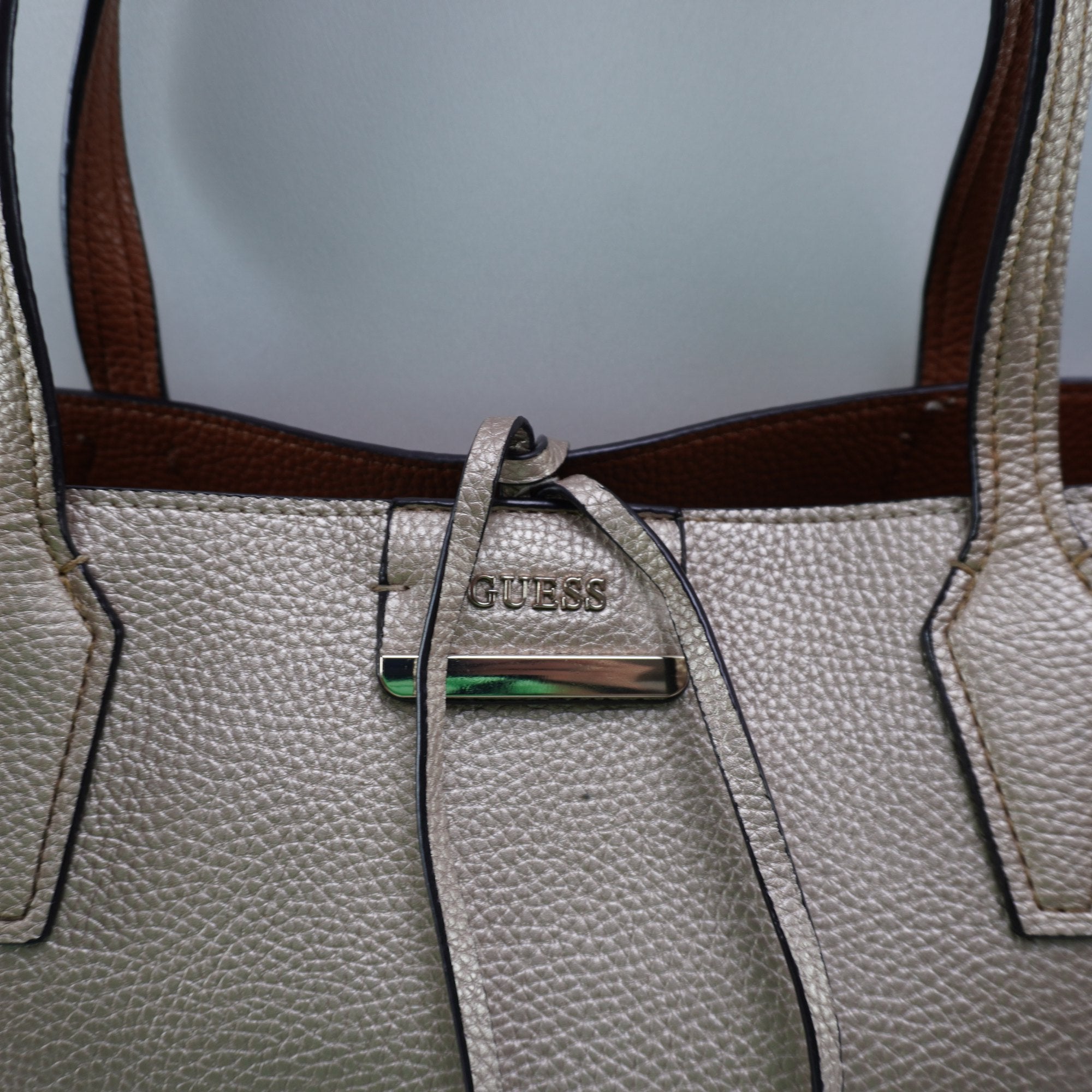 Bolso Baguette Guess para Mujer Usado - Rosa en Muy Buen Estado
