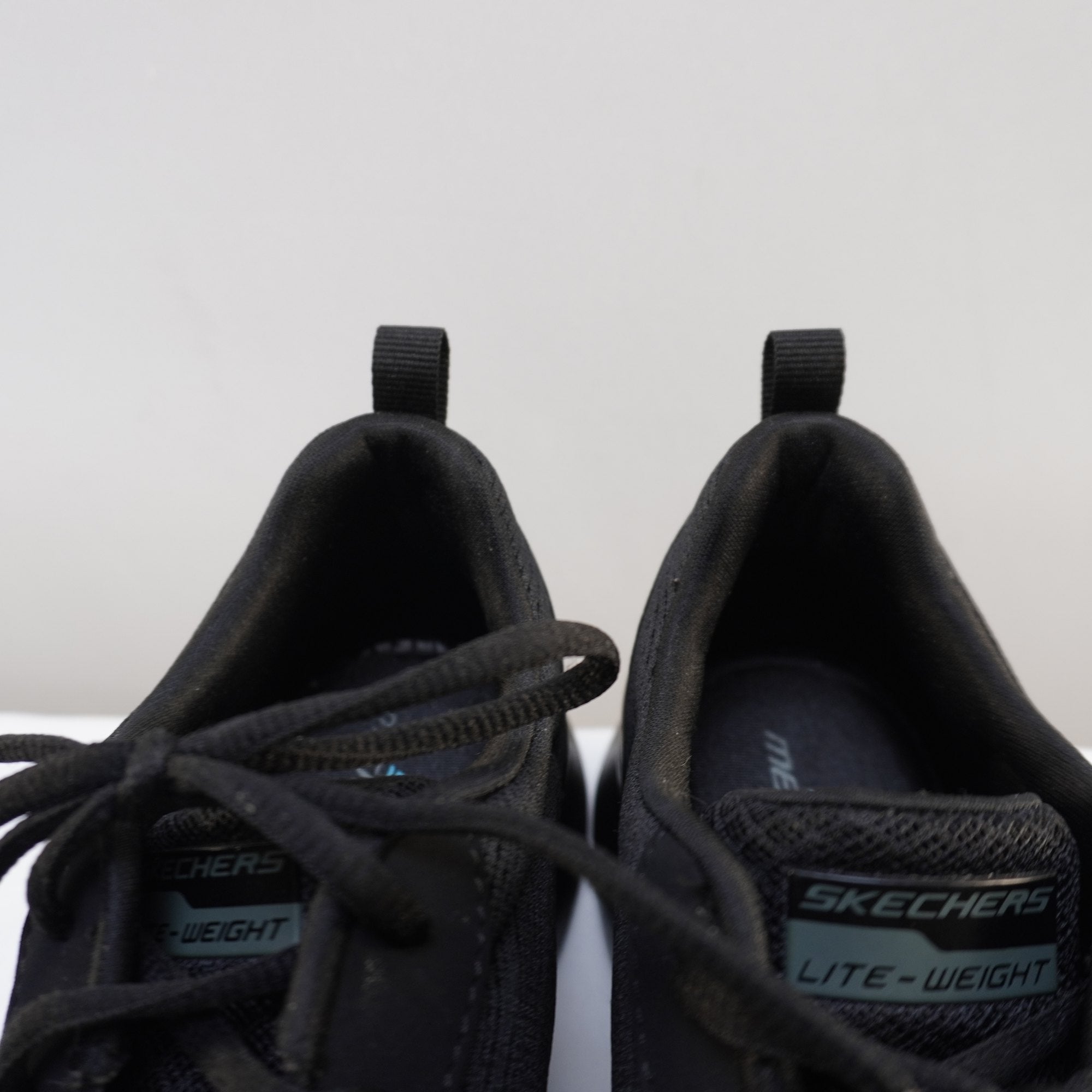 Zapatillas Skechers para Mujeres Usadas - Negro, Talla 39