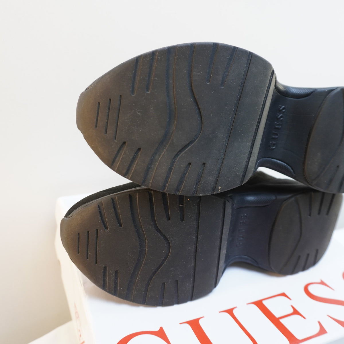 Zapatillas Guess para Mujer Usadas - Negros, Talla 38