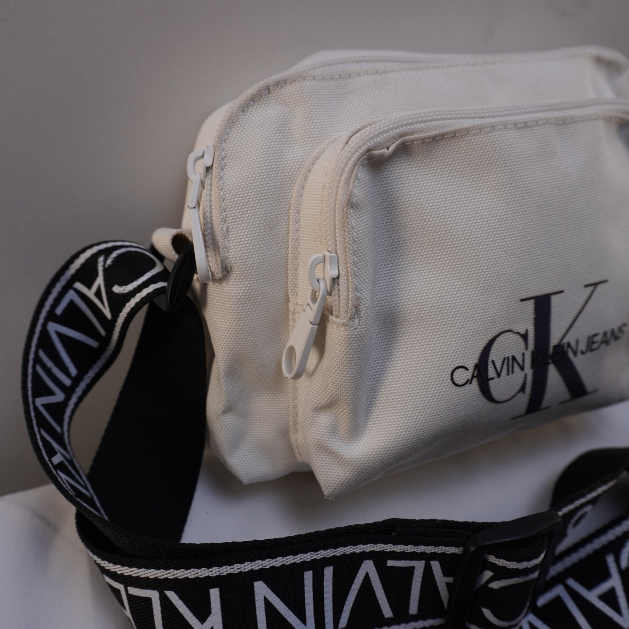 Bolso Baguette Calvin Klein para Mujer Usado - Blanco, Muy Buen Estado