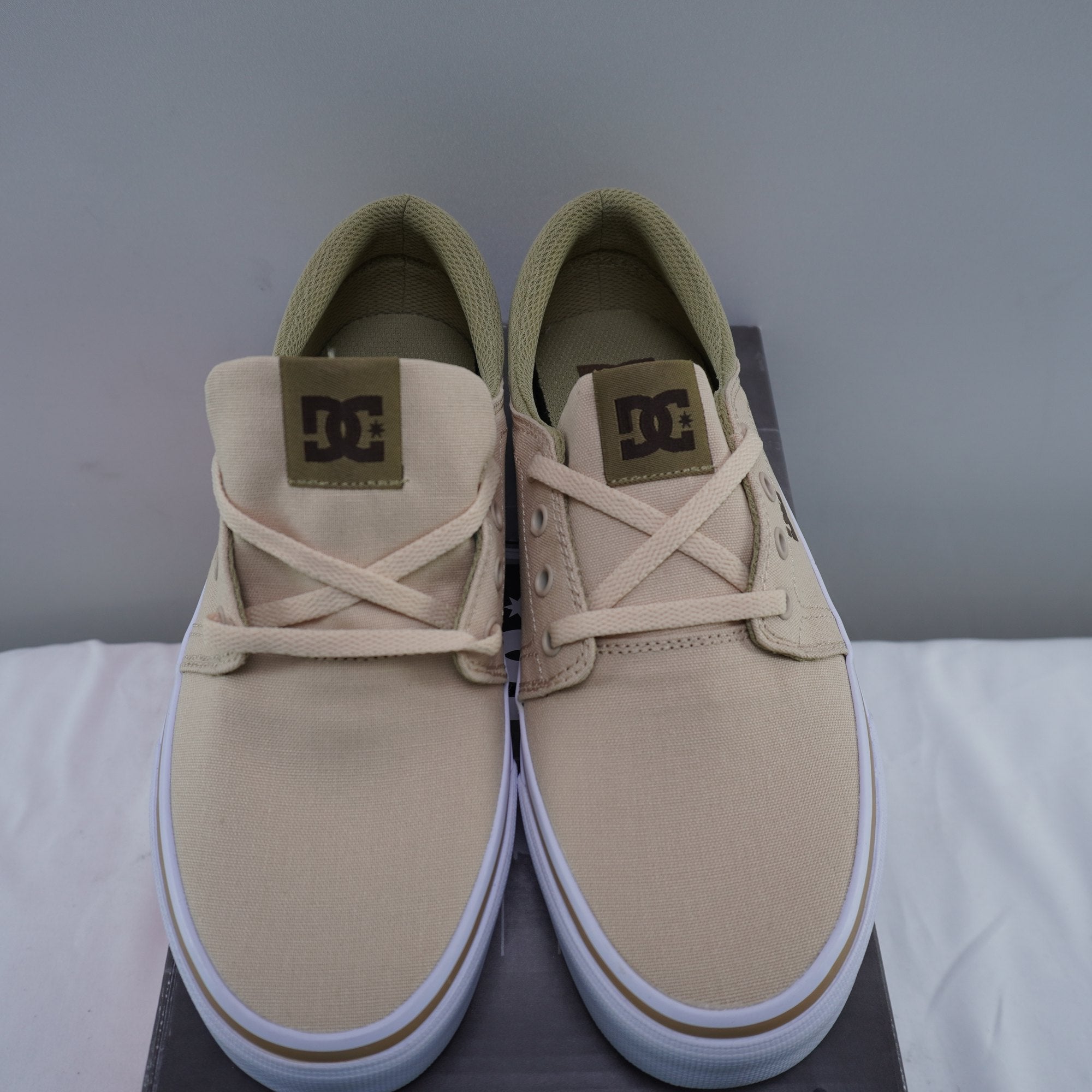Zapatillas DC Shoes para Mujeres Usadas - Beige, Talla 40