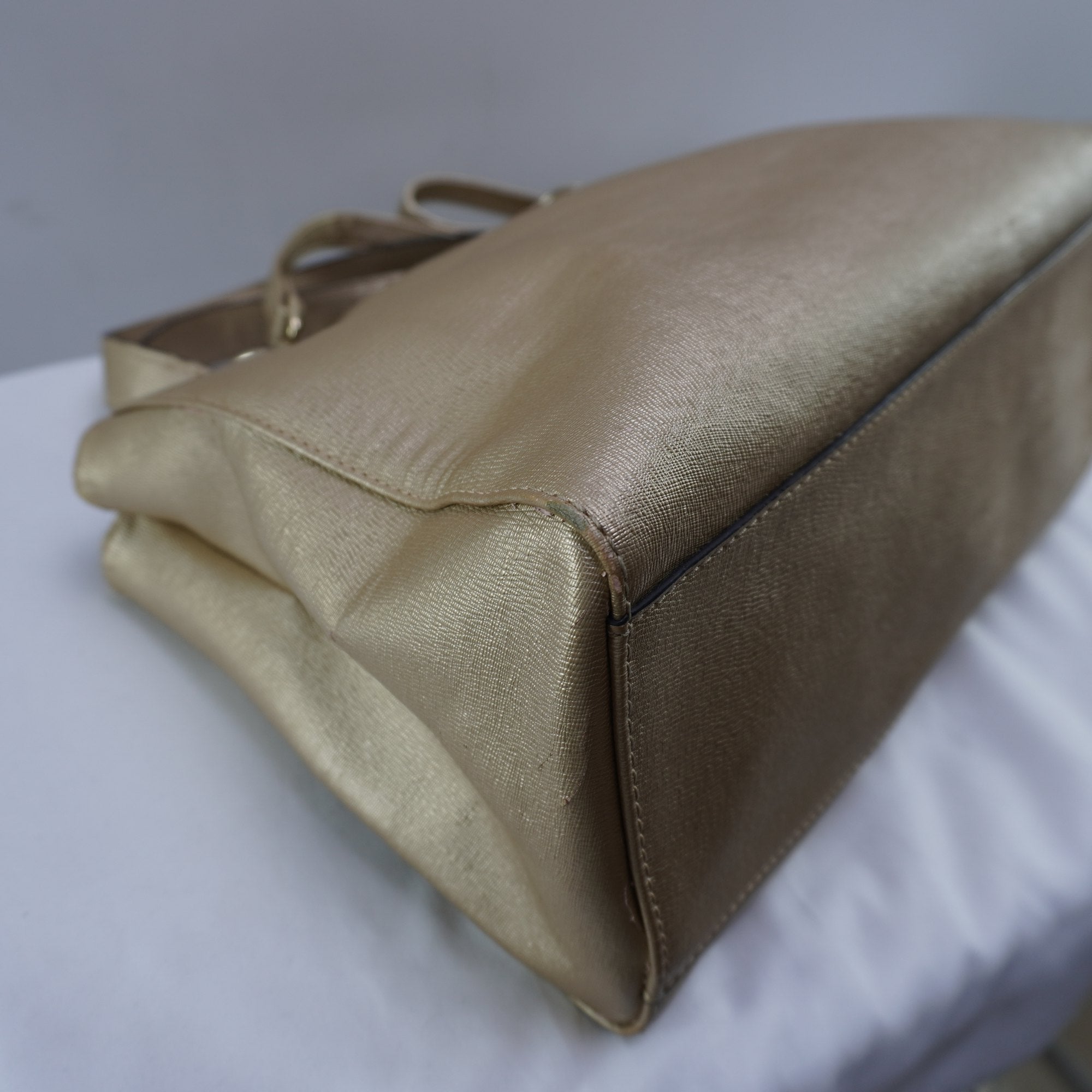 Bolso Baguette Guess para Mujer Usado - Dorado, Muy Buen Estado