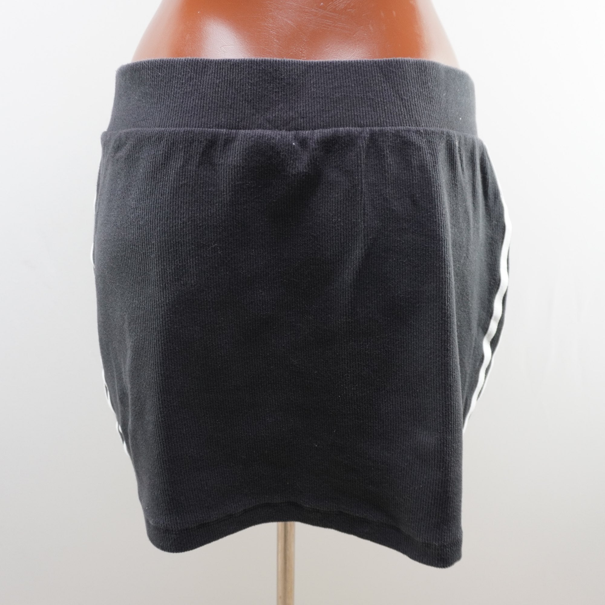 Falda Adidas para Mujer Usada - Negra, M