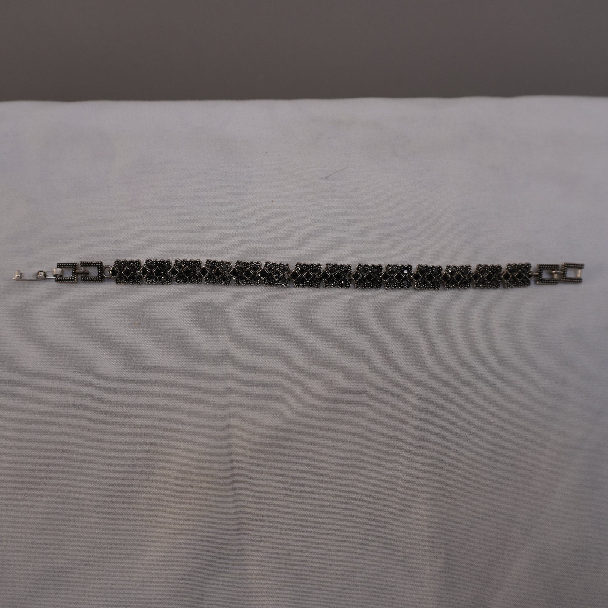 Pulsera de Goma Negra para Mujer - Usada en Muy Buen Estado