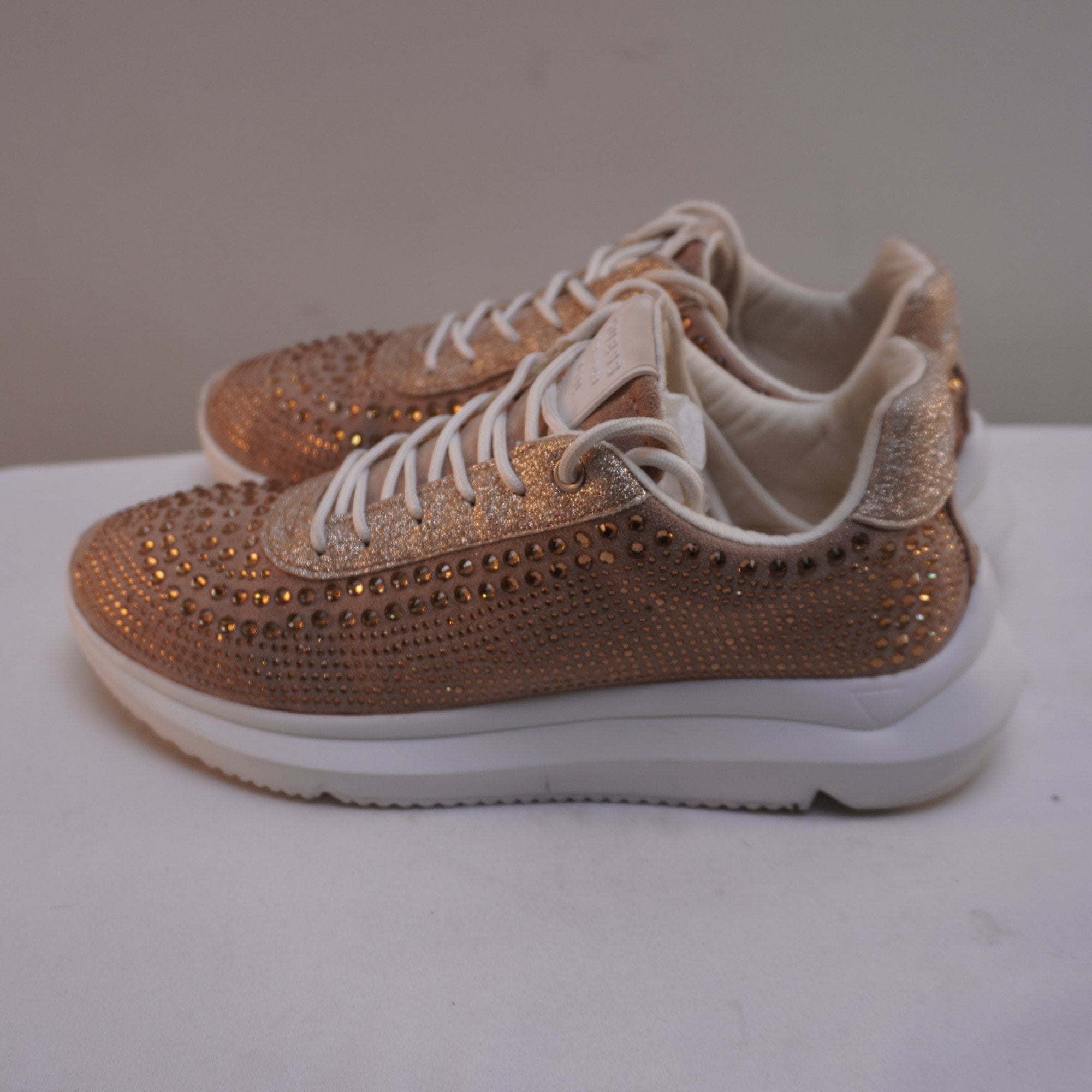 Zapatillas Guess para Mujer Usadas - Dorado, Talla 39