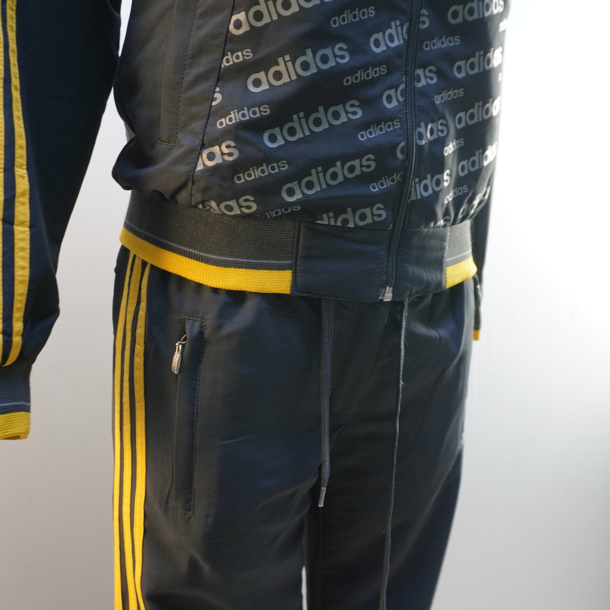 Sudadera con Capucha Adidas para Mujer - Negra, S (Usada en Muy Buen Estado)
