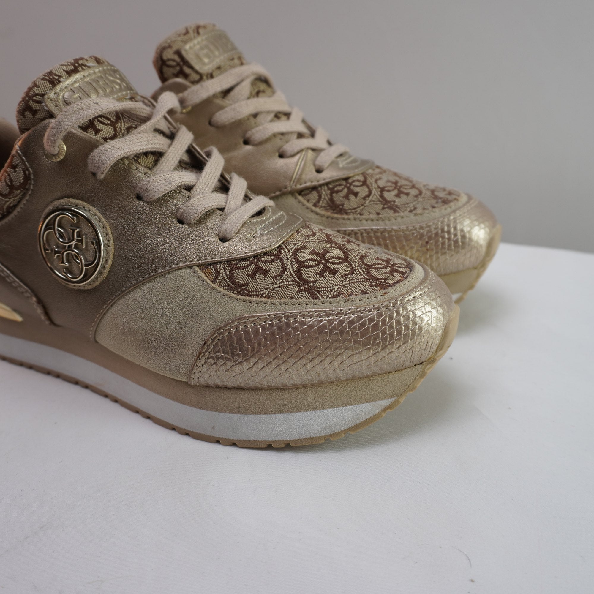 Zapatillas Guess para Mujer Usadas - Dorado, 37