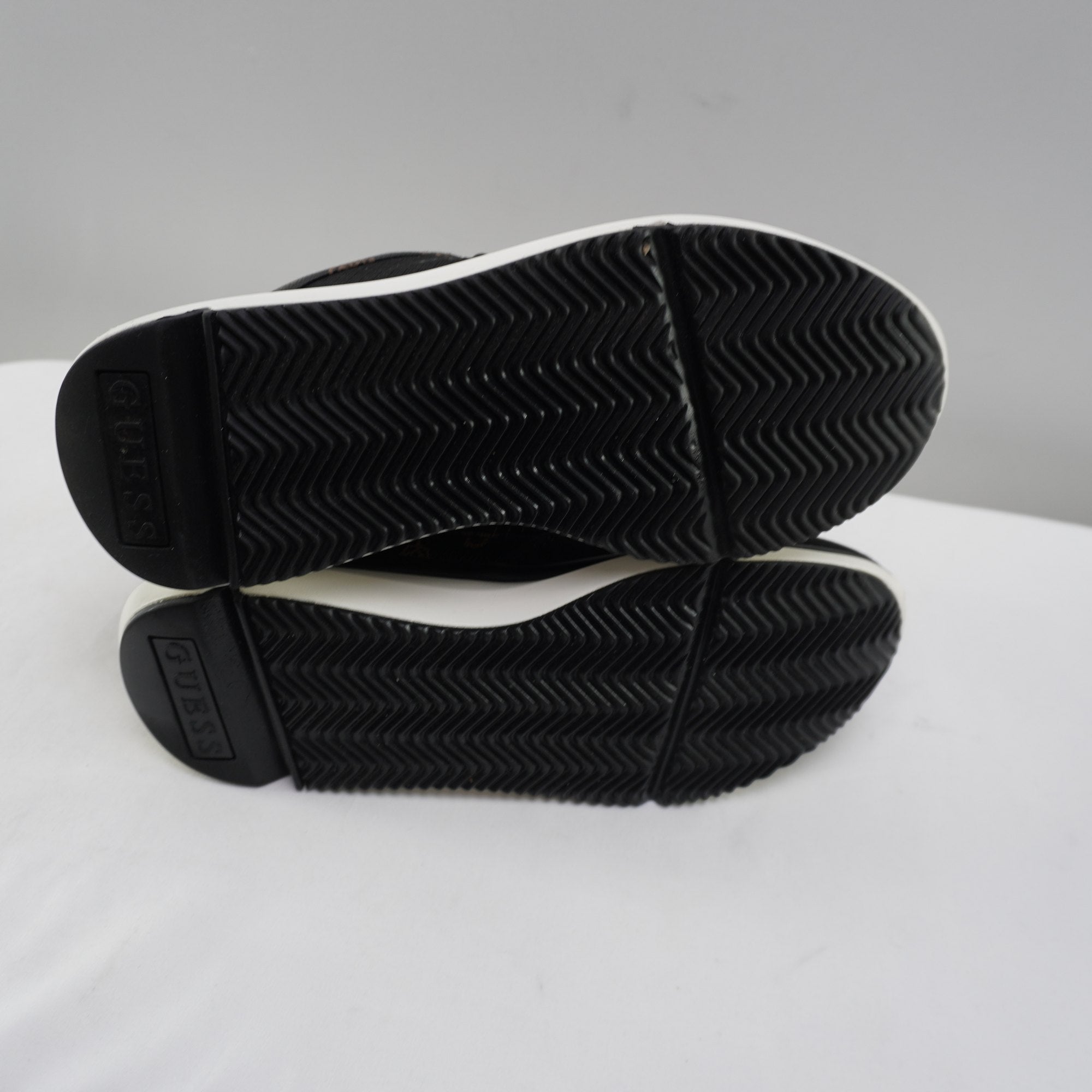 Zapatillas Guess para Mujer Usadas - Negro, Talla 39
