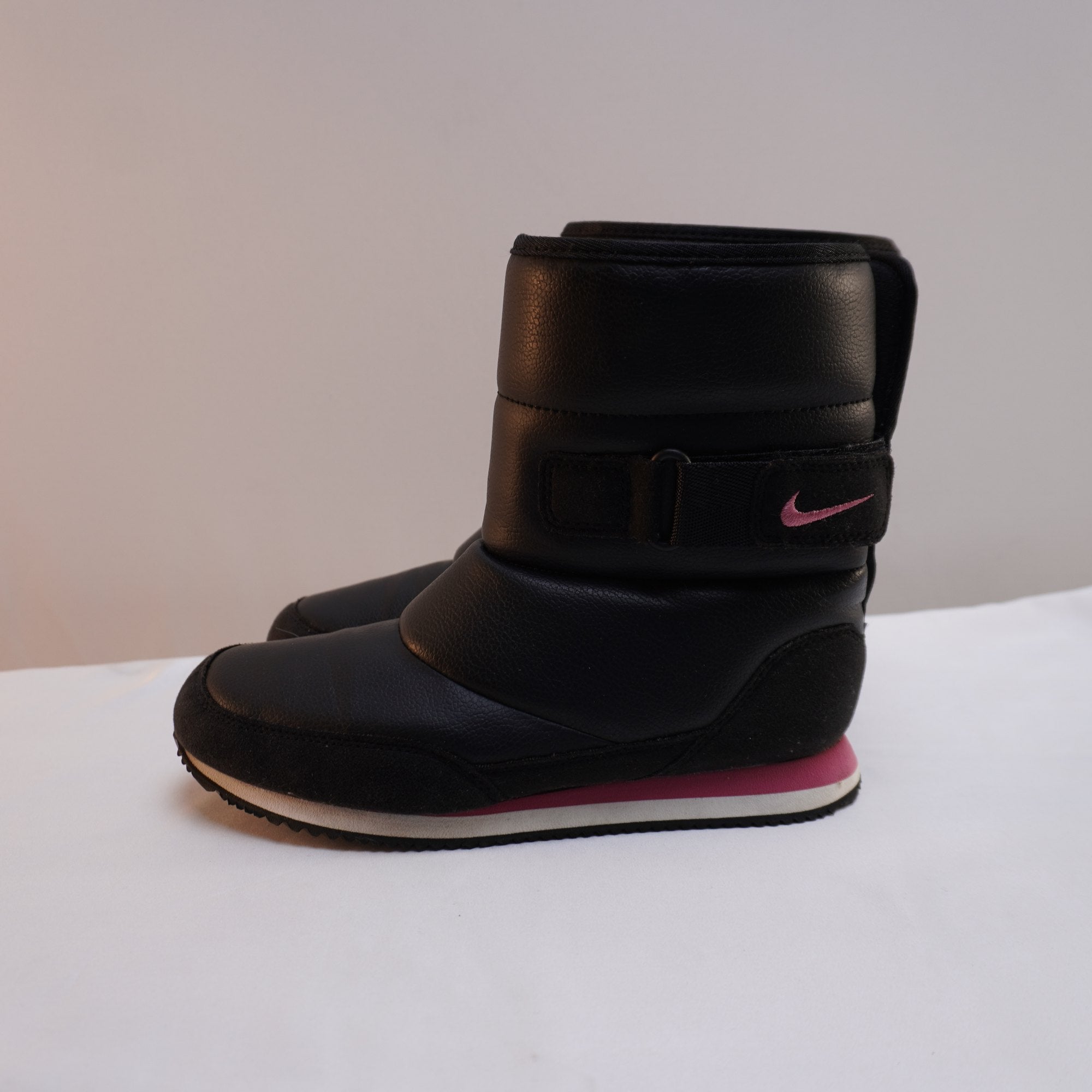 Botas Nike para Mujer Usadas - Negro, Talla 36.5
