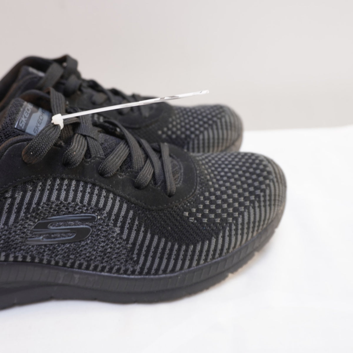 Zapatillas Skechers para Mujer Usadas - Negro, Talla 40