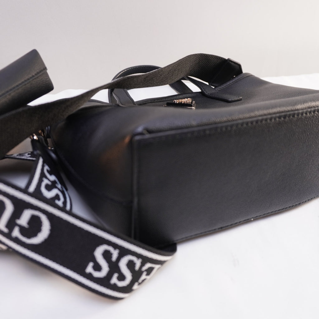 Bolso Baguette Guess para Mujer en Negro - Usado en Muy Buen Estado