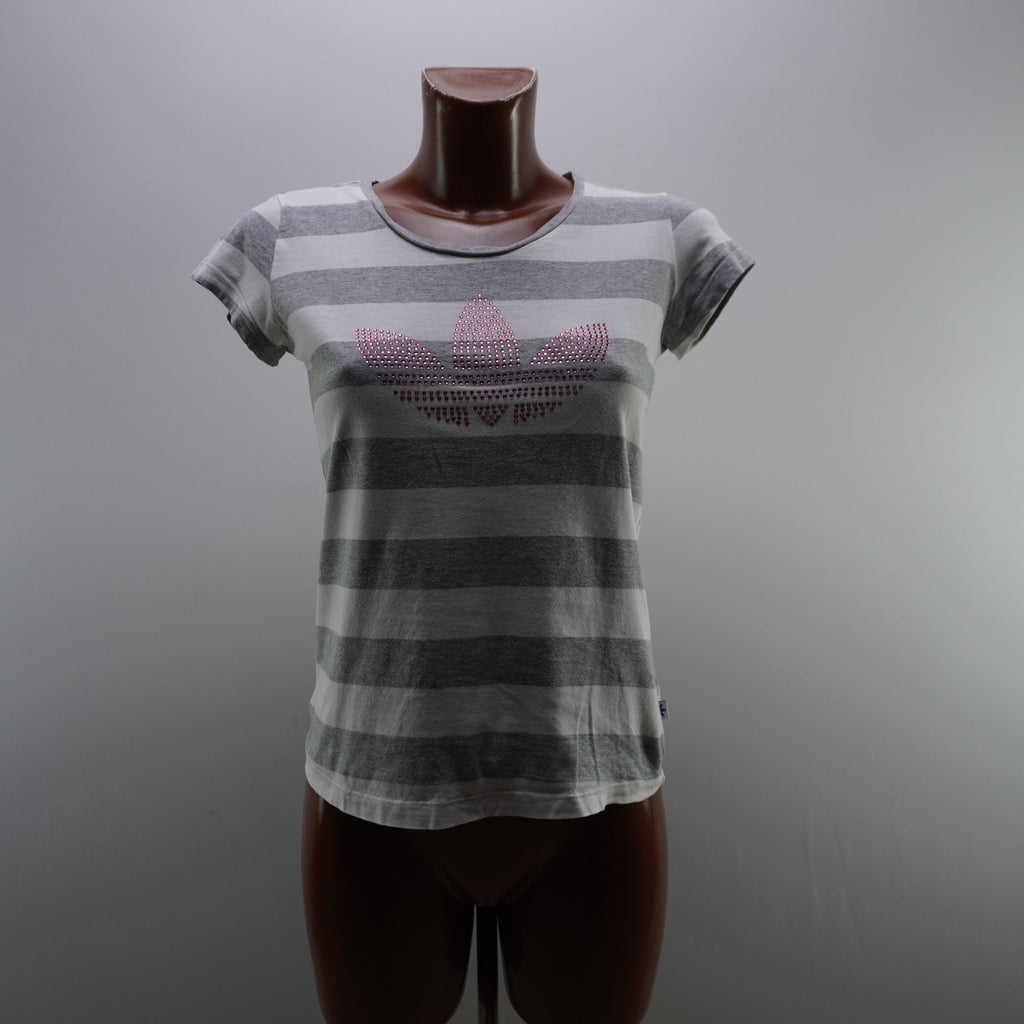Camiseta de Manga Corta Adidas para Mujer - Gris, M, Usada en Muy Buen Estado