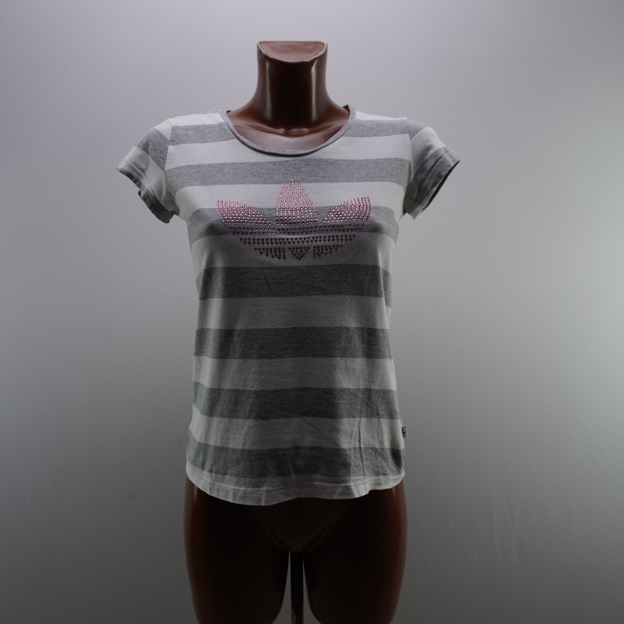 Camiseta de Manga Corta Adidas para Mujer - Gris, M, Usada en Muy Buen Estado