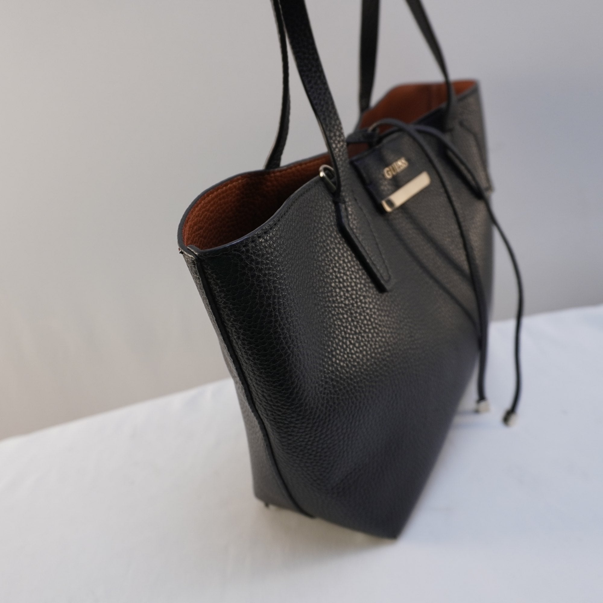 Bolso Baguette Guess para Mujer Usado - Negro, Muy Buen Estado