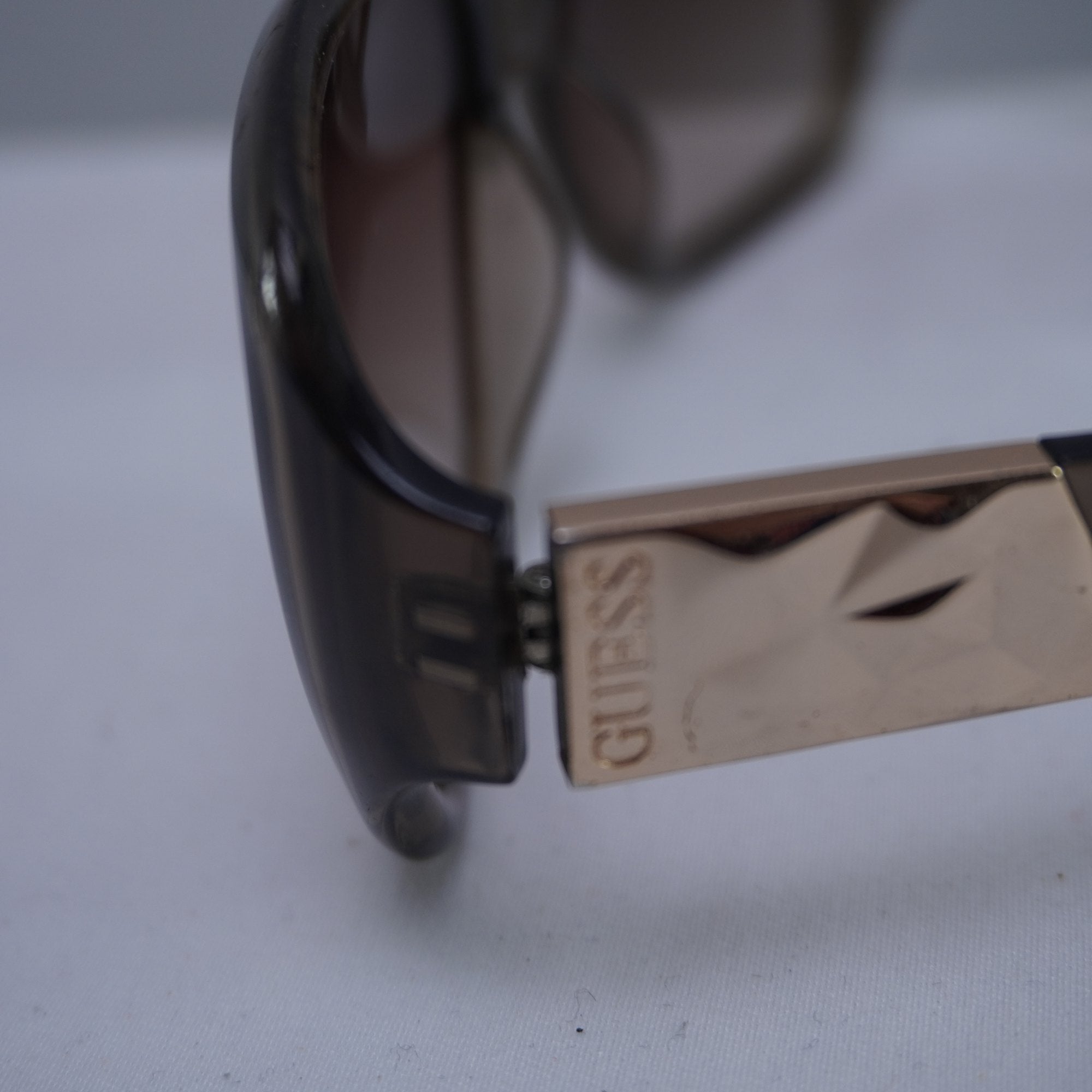 Gafas de Sol Guess para Mujeres - Marrón, Usadas en Muy Buen Estado