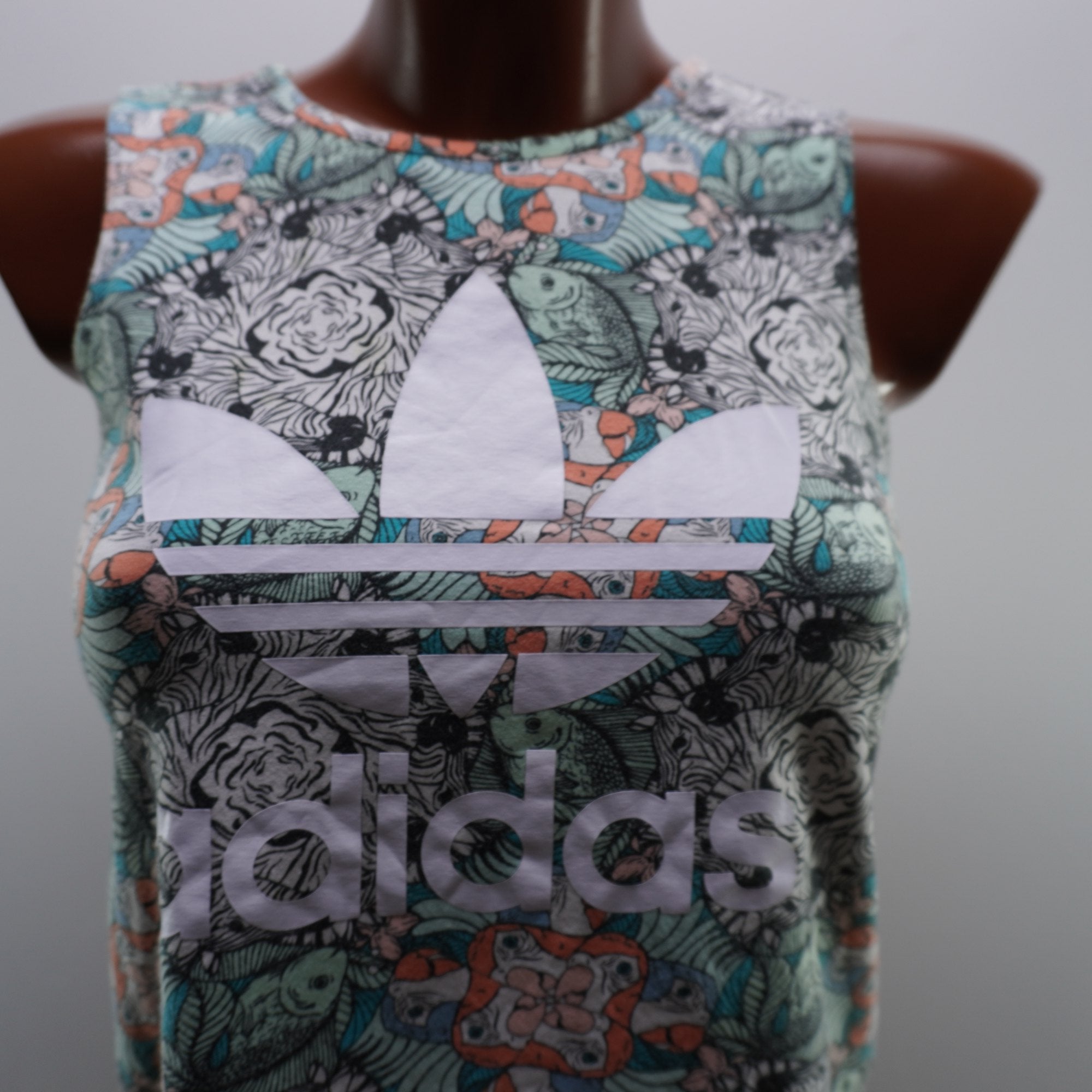 Camiseta de Manga Corta Adidas para Mujer - Multicolor, S (Usada en Muy Buen Estado)