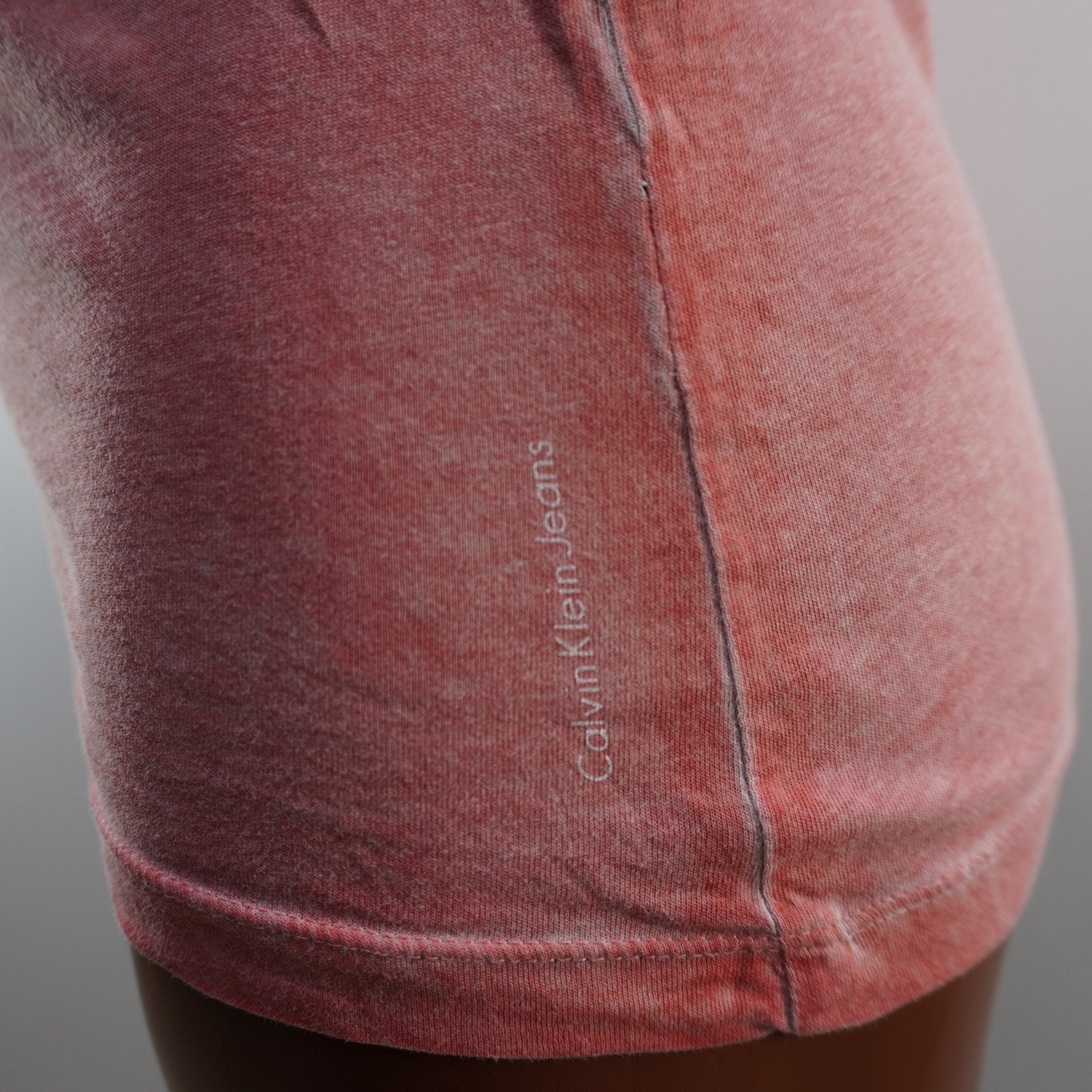 Camiseta de Manga Corta Calvin Klein para Mujer Usada - Rosa, XS