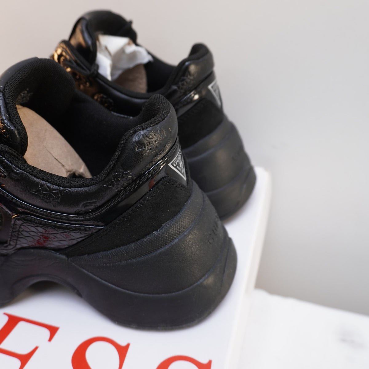 Zapatillas Guess para Mujer Usadas - Negros, Talla 38