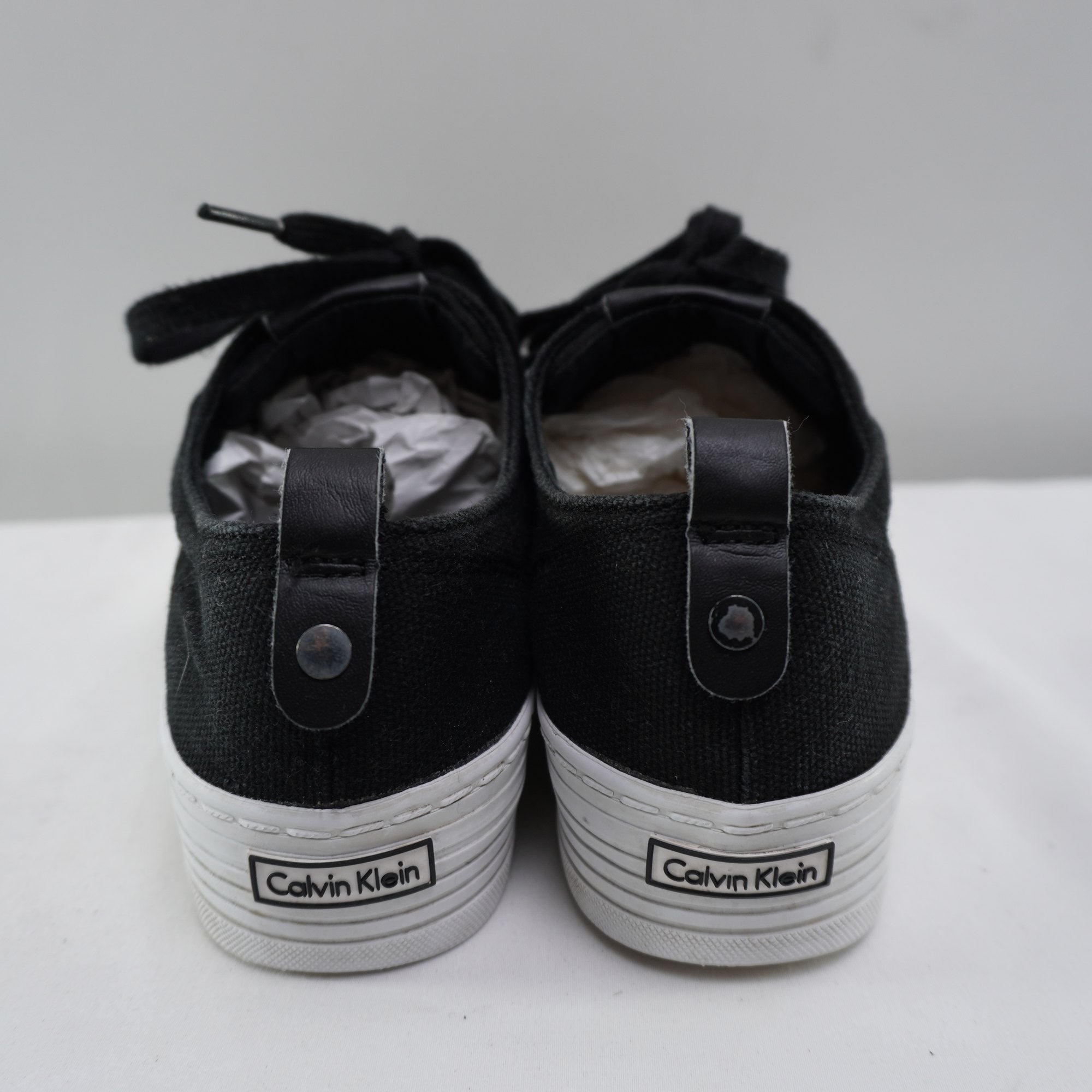 Zapatillas Calvin Klein para Mujer Usadas - Negros, Talla 38