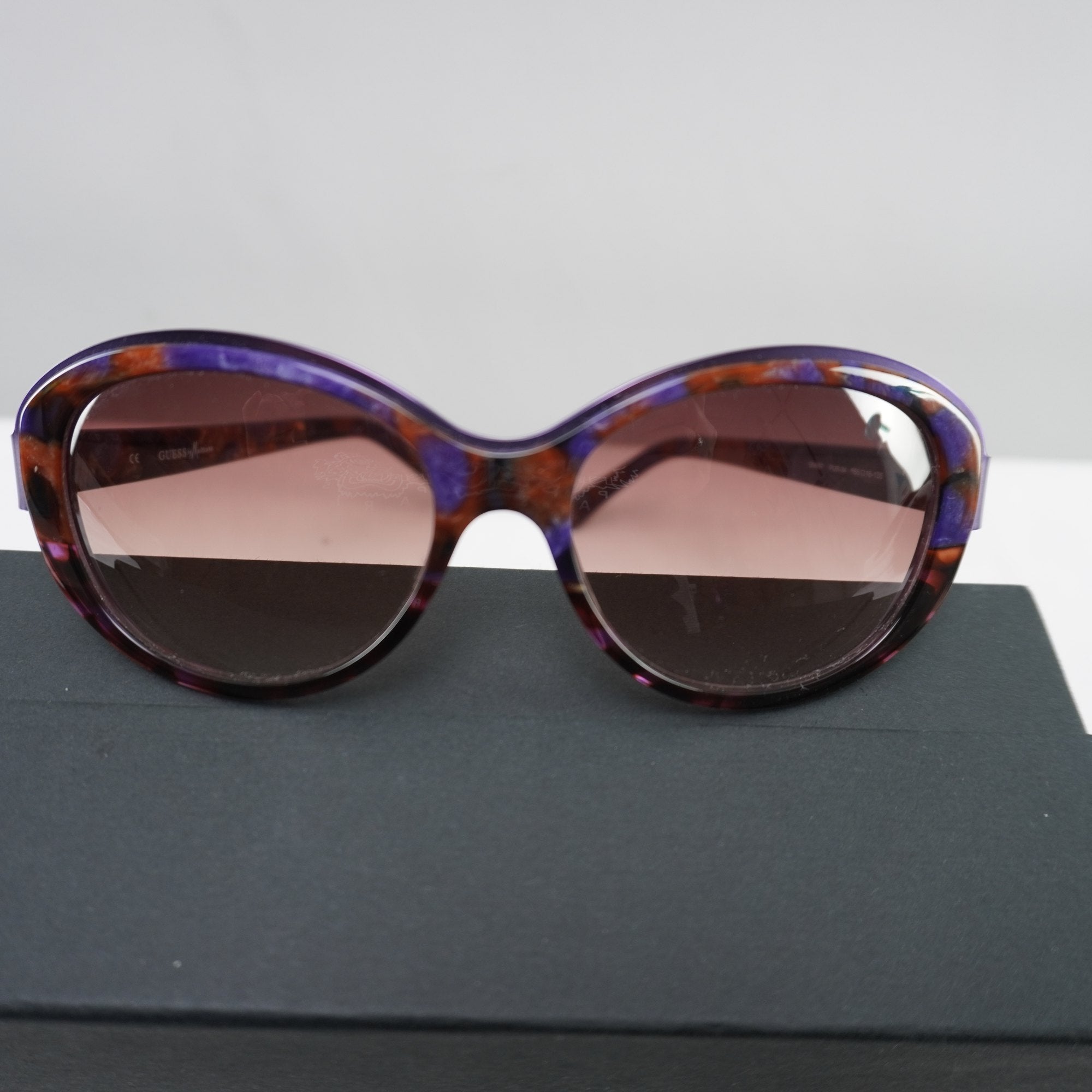 Gafas de Sol Guess Marciano para Mujeres Usadas - Púrpura, Muy Buen Estado