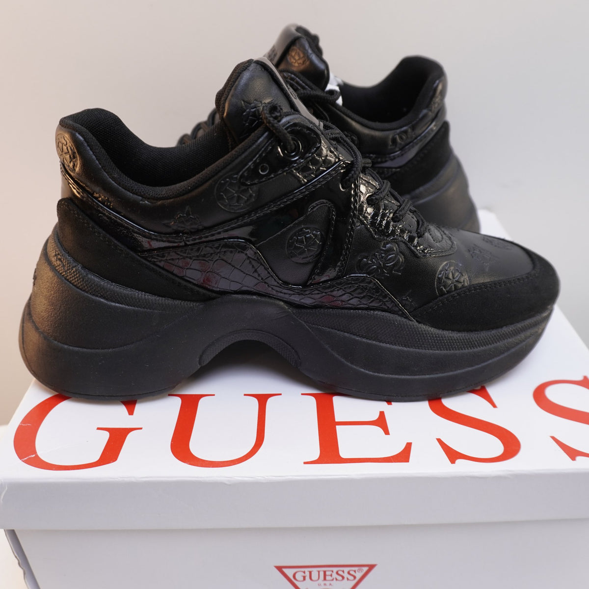 Zapatillas Guess para Mujer Usadas - Negros, Talla 38