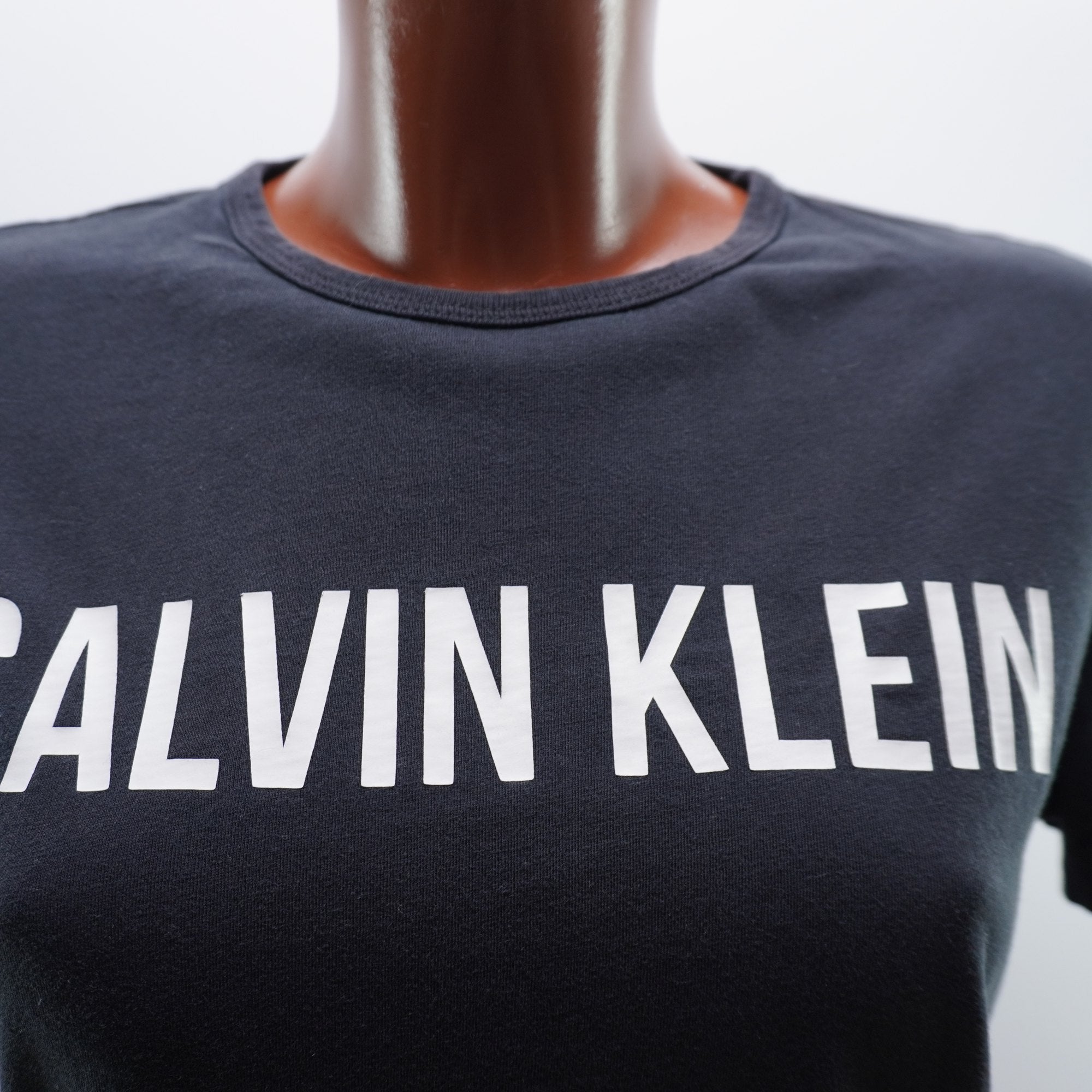Camiseta de Manga Corta Calvin Klein para Mujer Usada - Negra, S