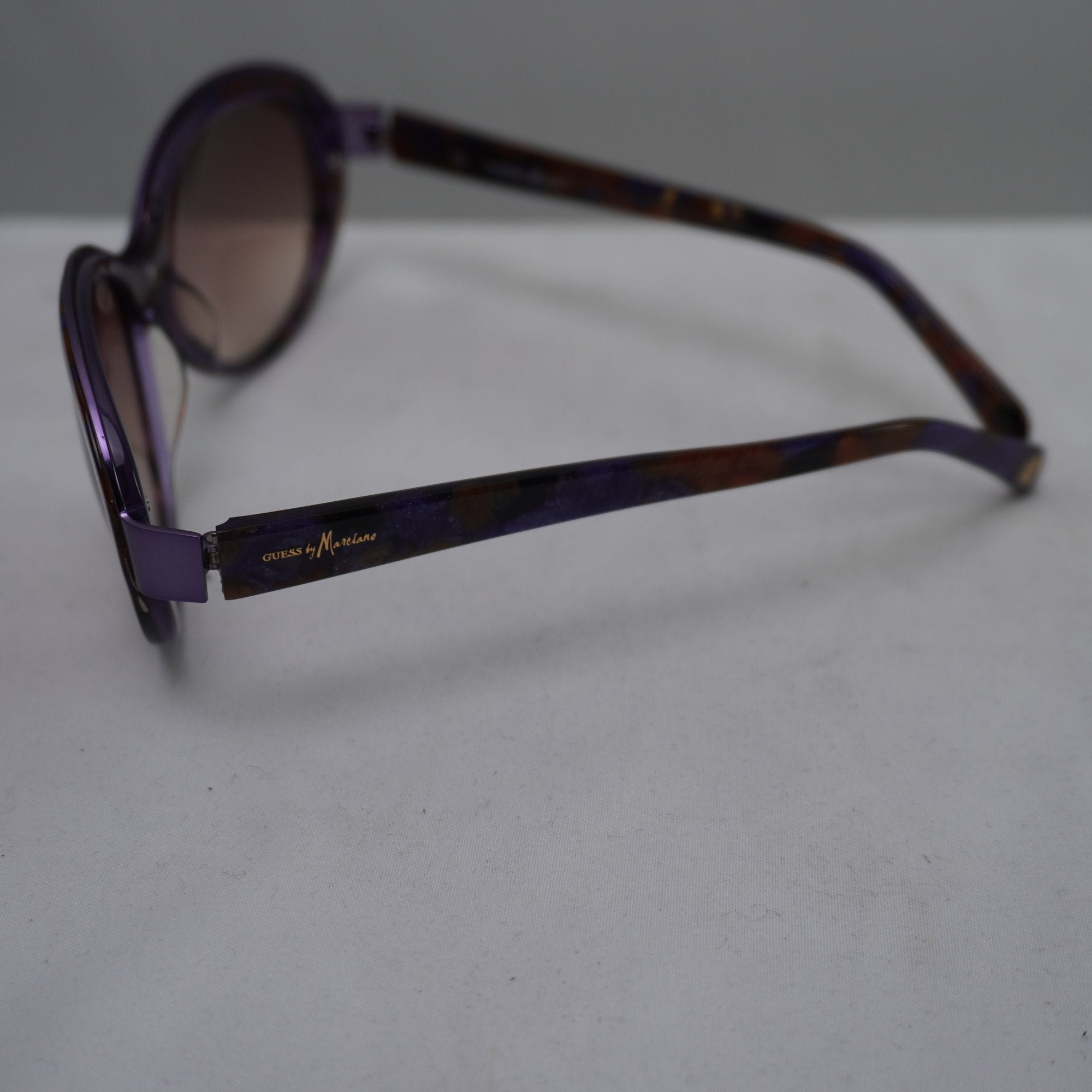 Gafas de Sol Guess Marciano para Mujeres Usadas - Púrpura, Muy Buen Estado