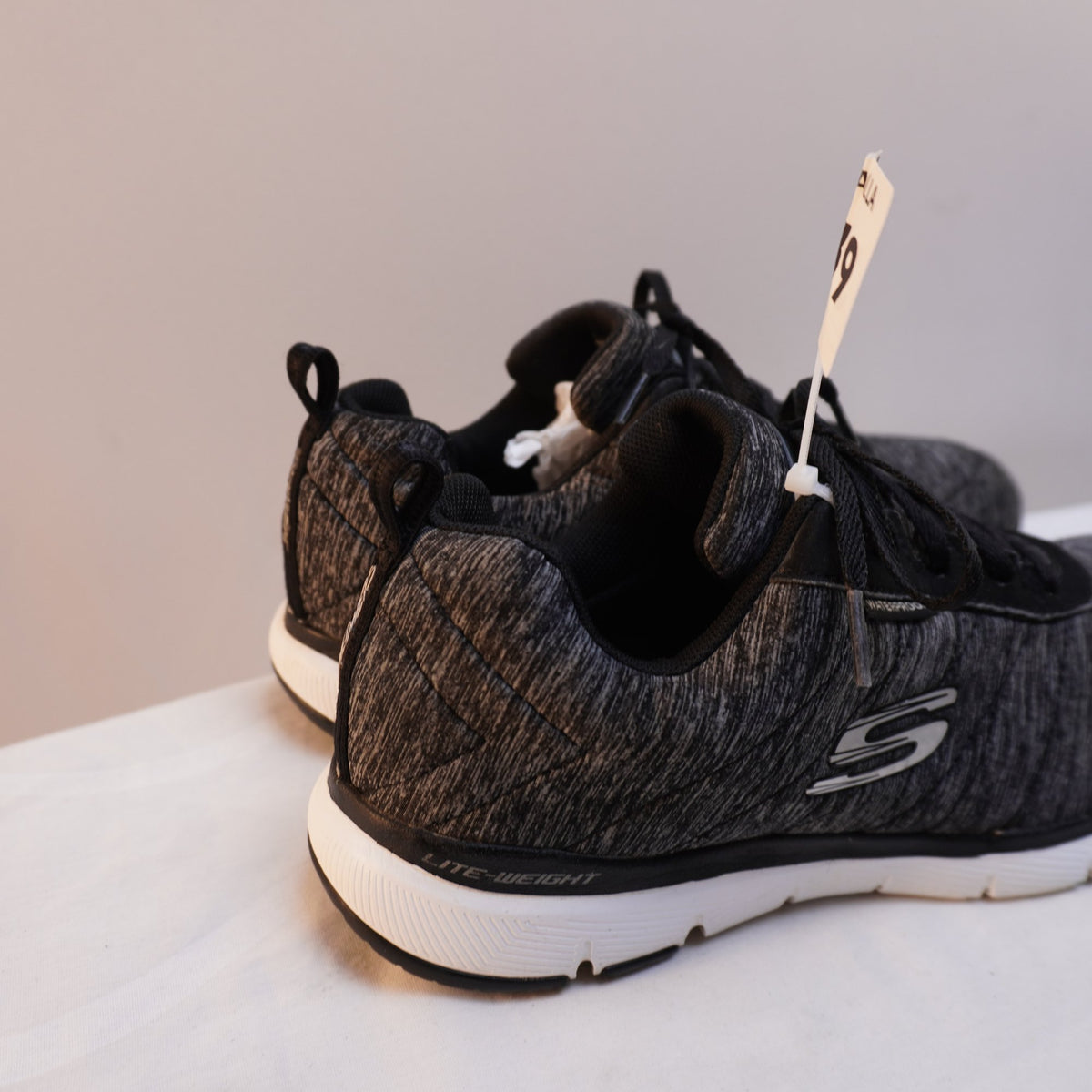 Zapatillas Skechers para Mujer Usadas - Gris, Talla 39