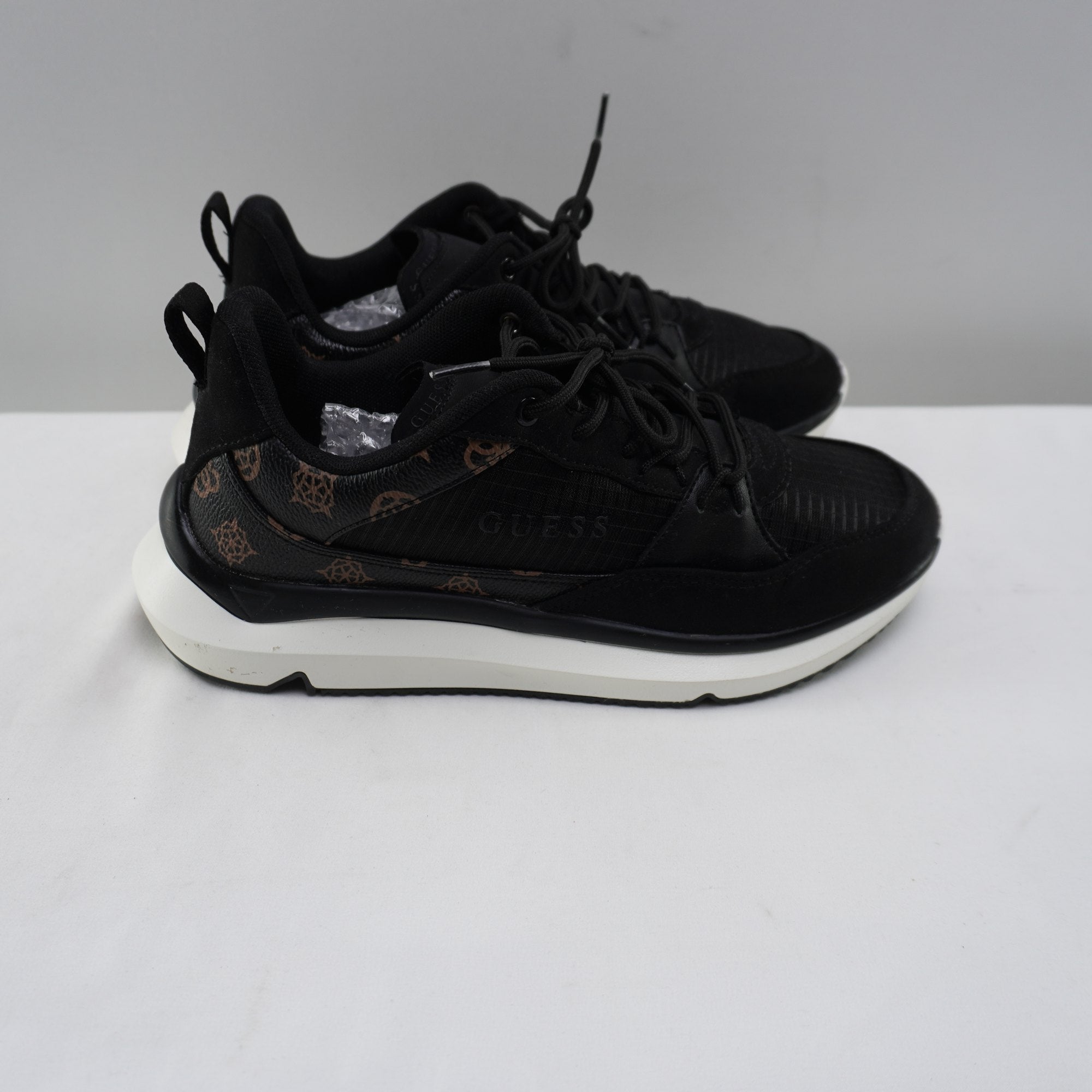 Zapatillas Guess para Mujer Usadas - Negro, Talla 39