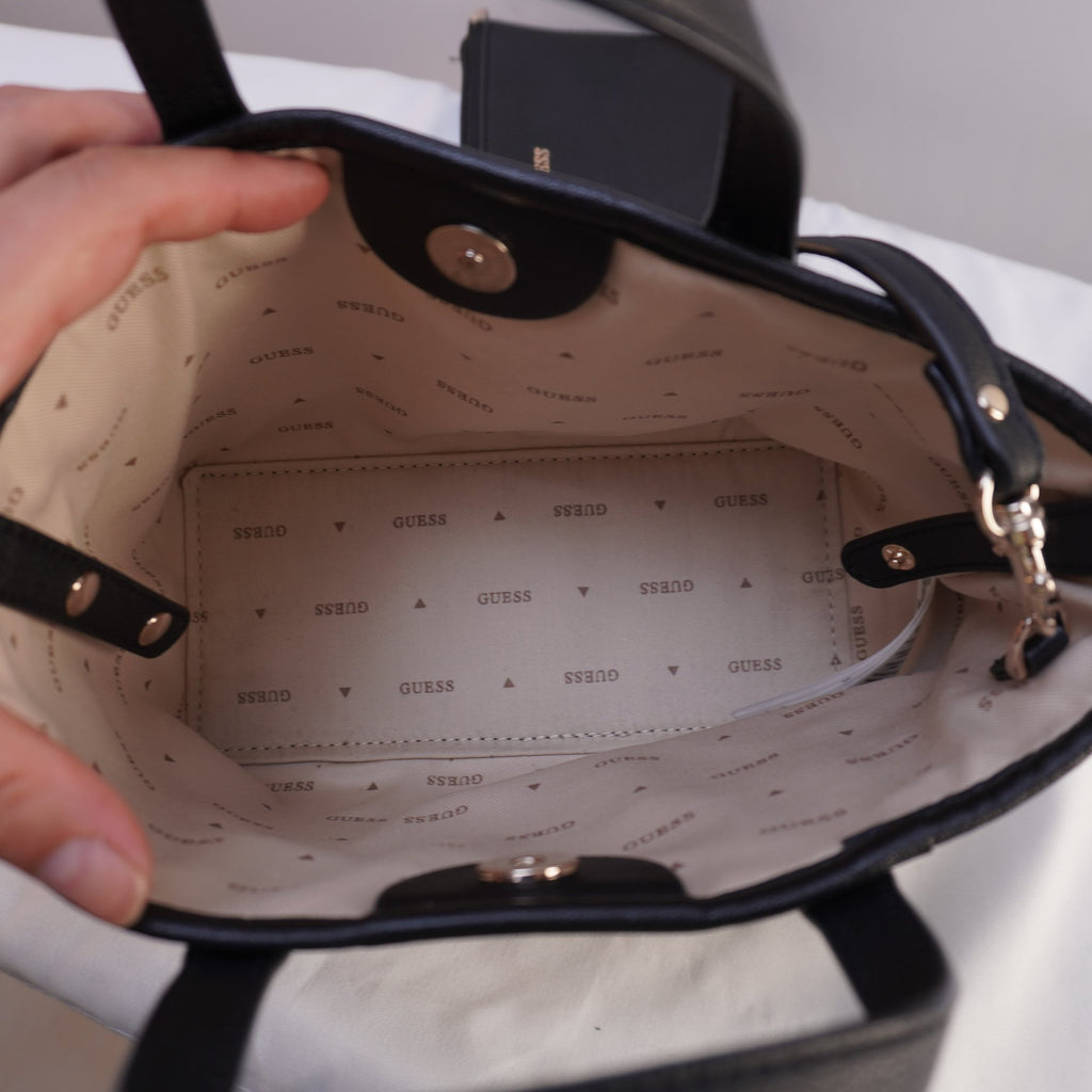 Bolso Baguette Guess para Mujer en Negro - Usado en Muy Buen Estado