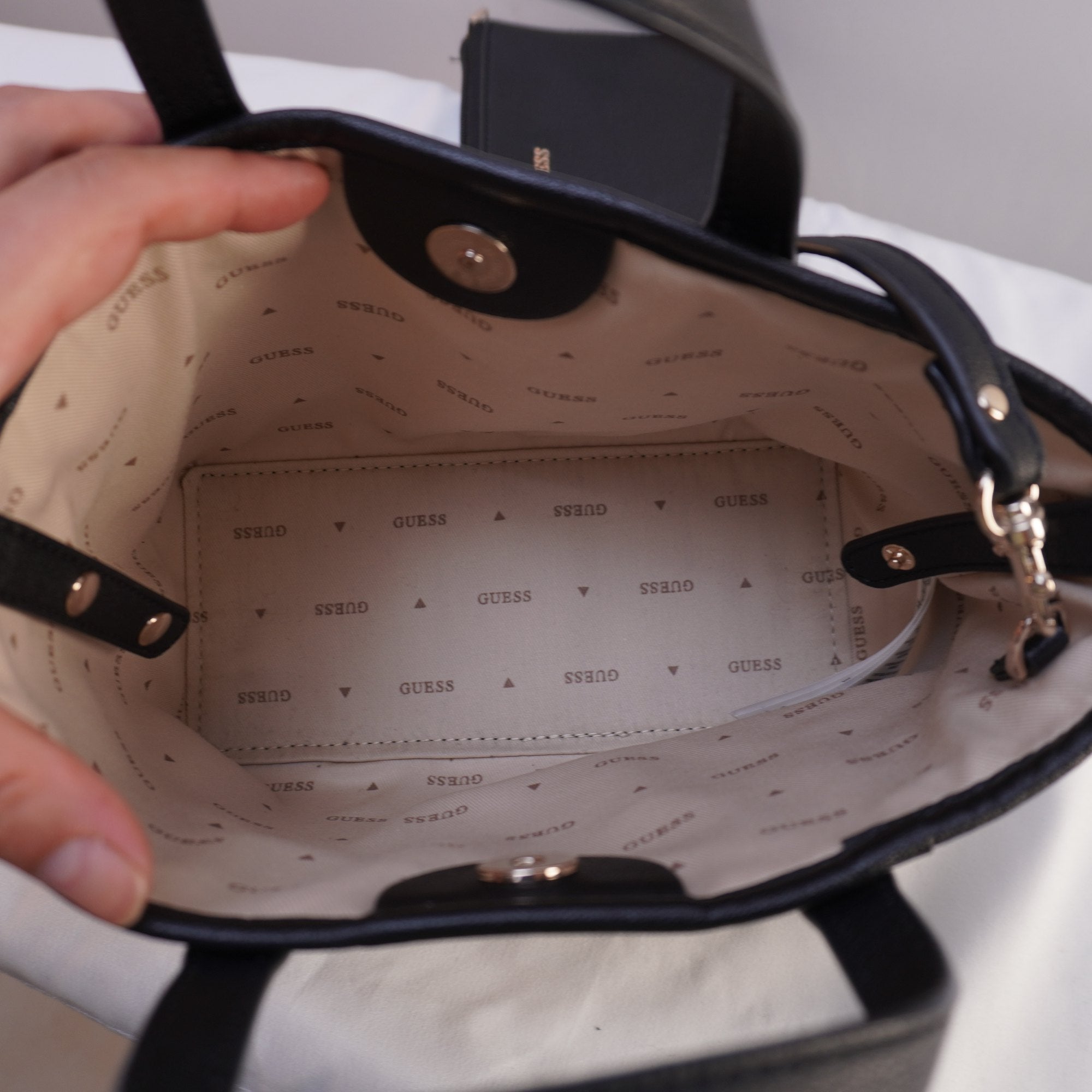 Bolso Baguette Guess para Mujer en Negro - Usado en Muy Buen Estado