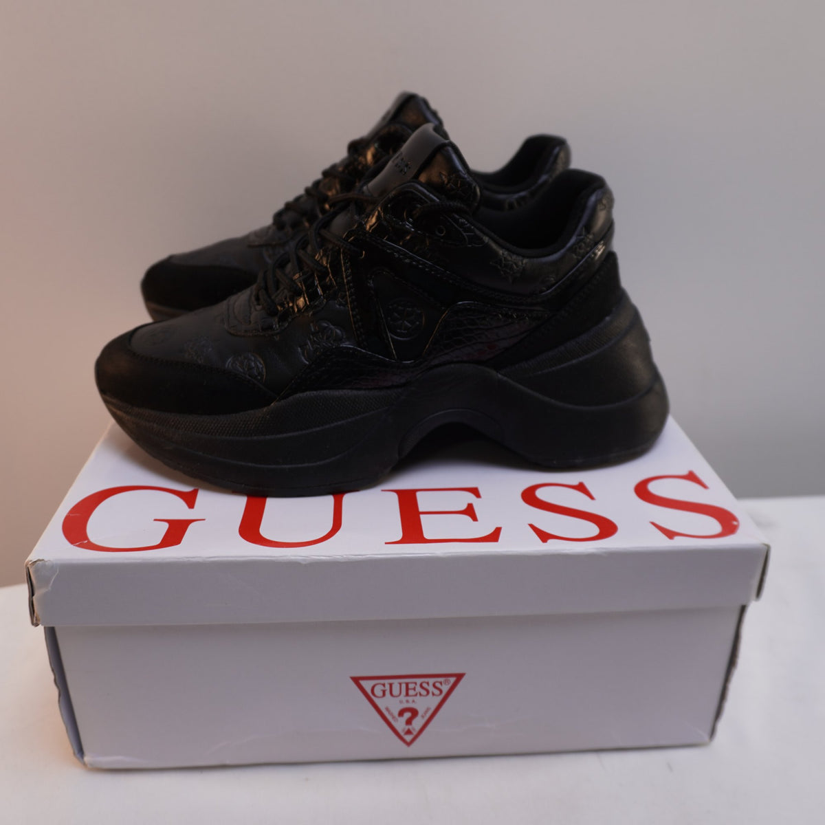 Zapatillas Guess para Mujer Usadas - Negros, Talla 38