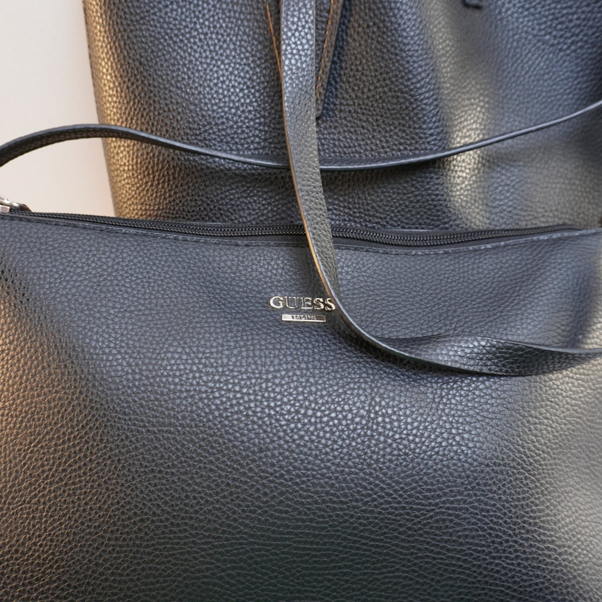 Bolso Baguette Guess para Mujer Usado - Negro