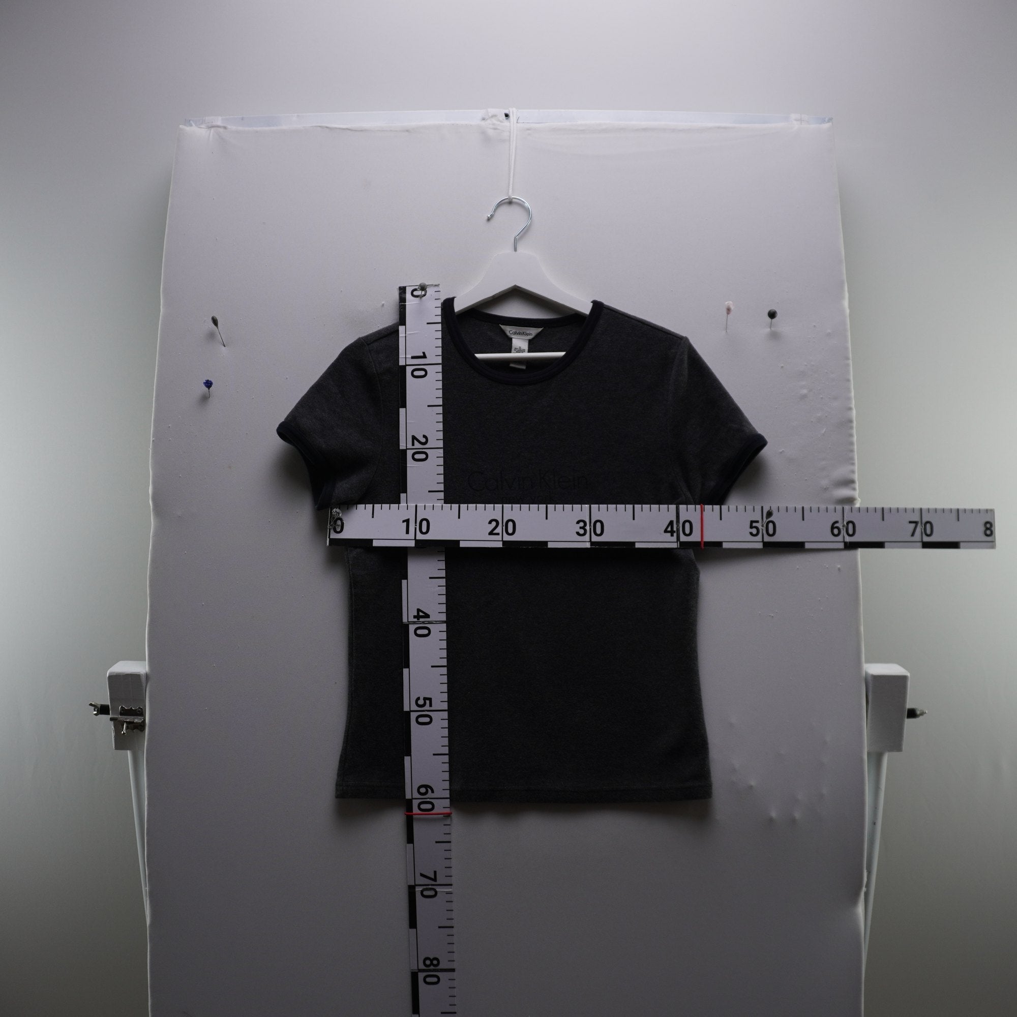 Camiseta de Manga Corta Calvin Klein para Mujer Usada - Gris, S