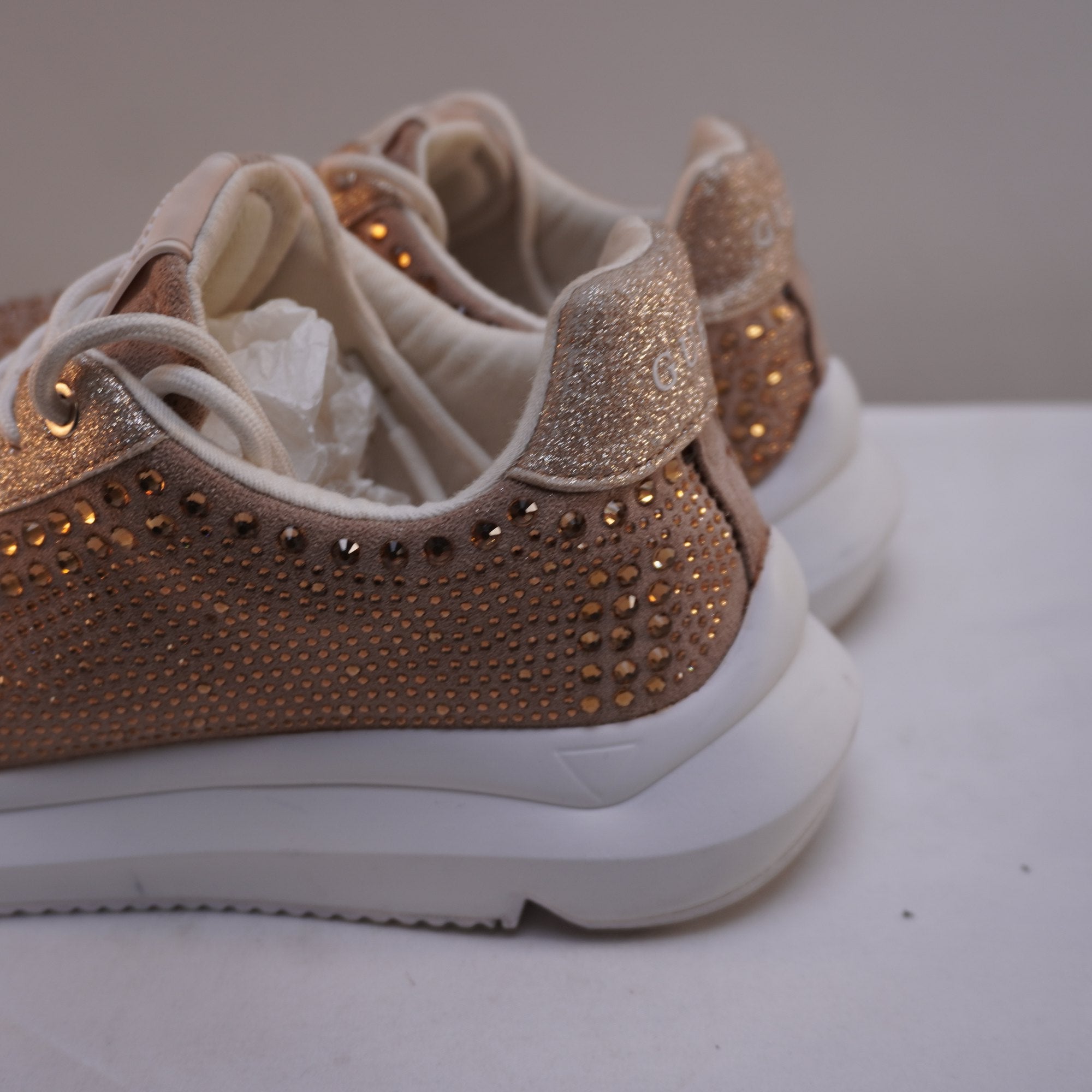Zapatillas Guess para Mujer Usadas - Dorado, Talla 39