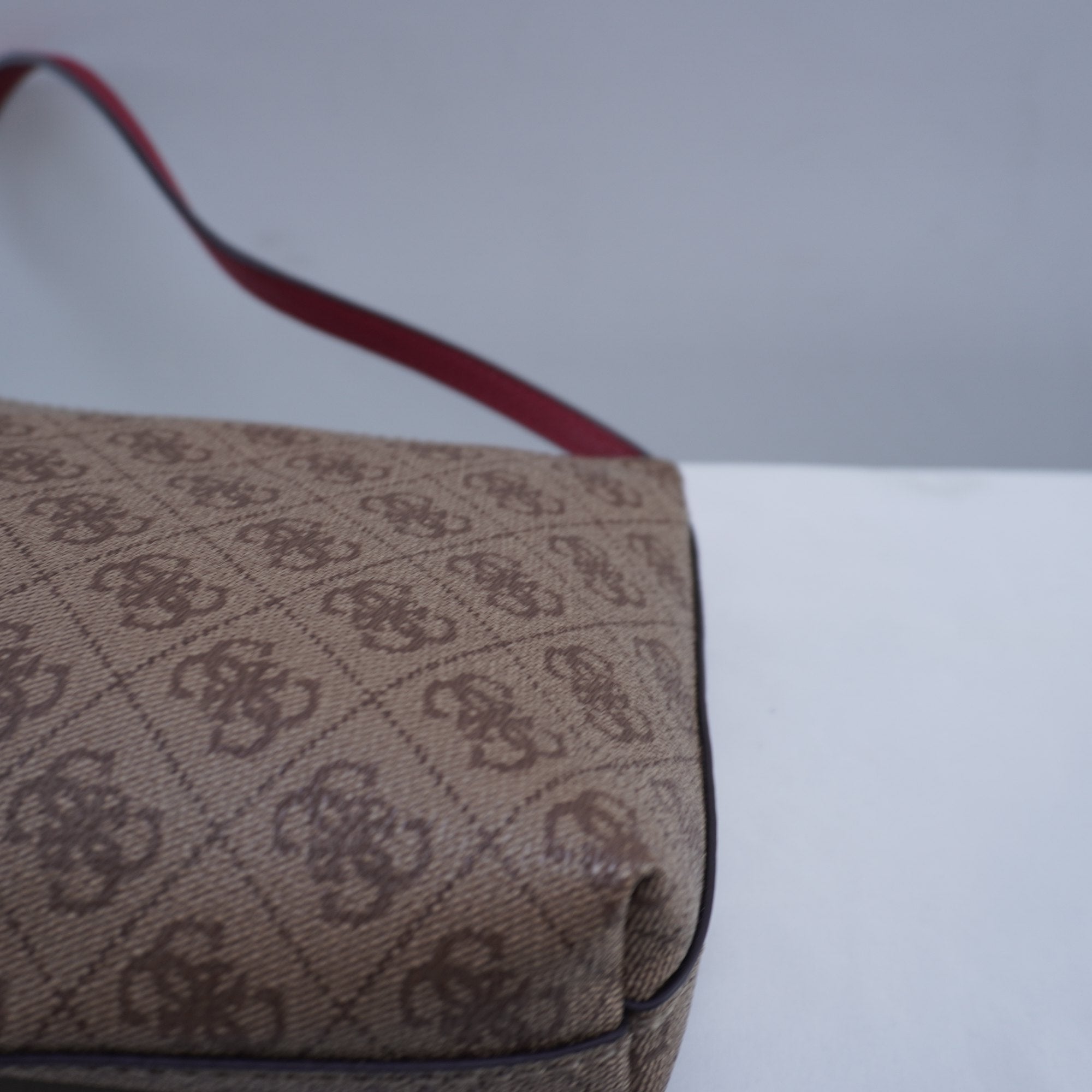 Bolso Baguette Guess para Mujer Usado - Marrón en Muy Buen Estado