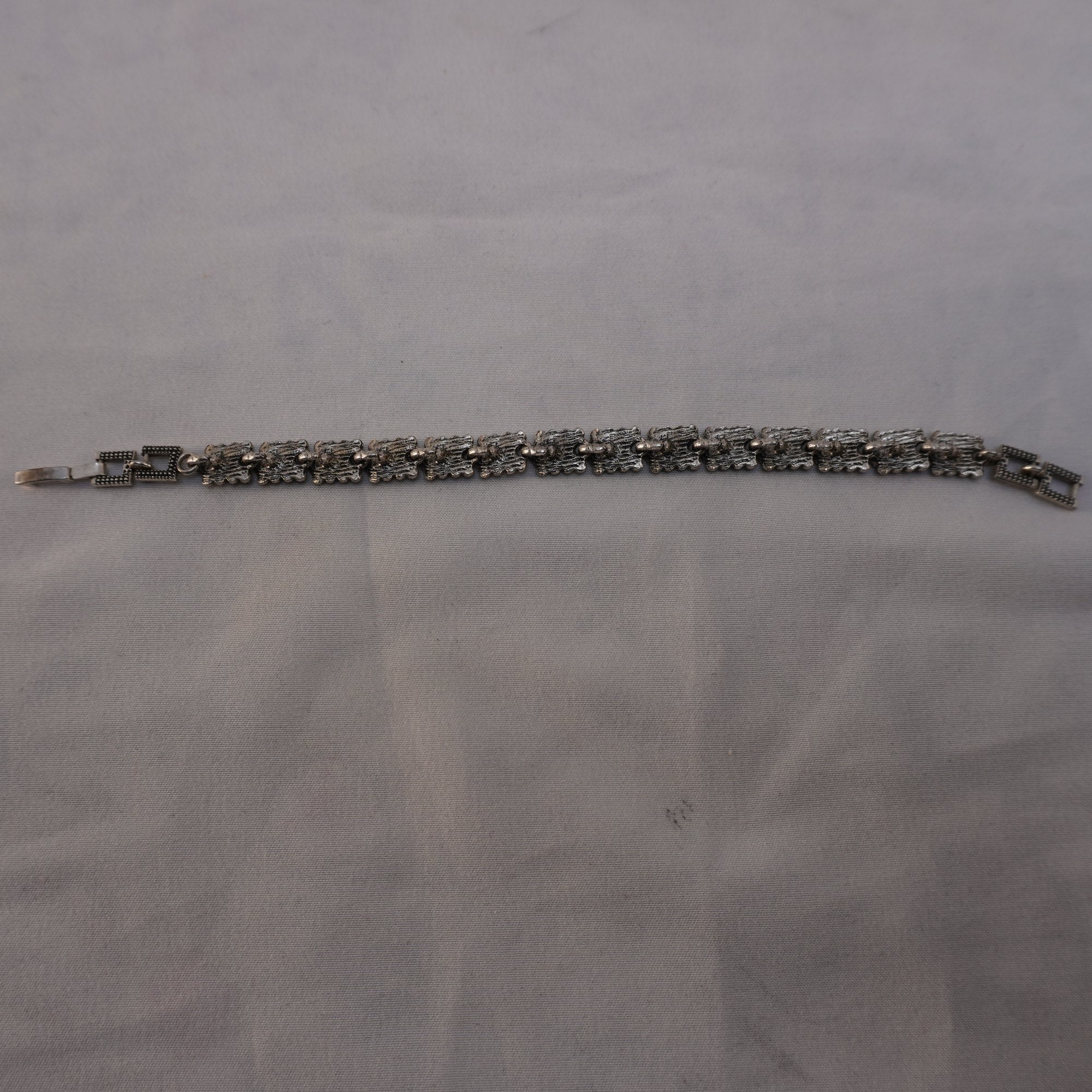 Pulsera de Goma Negra para Mujer - Usada en Muy Buen Estado