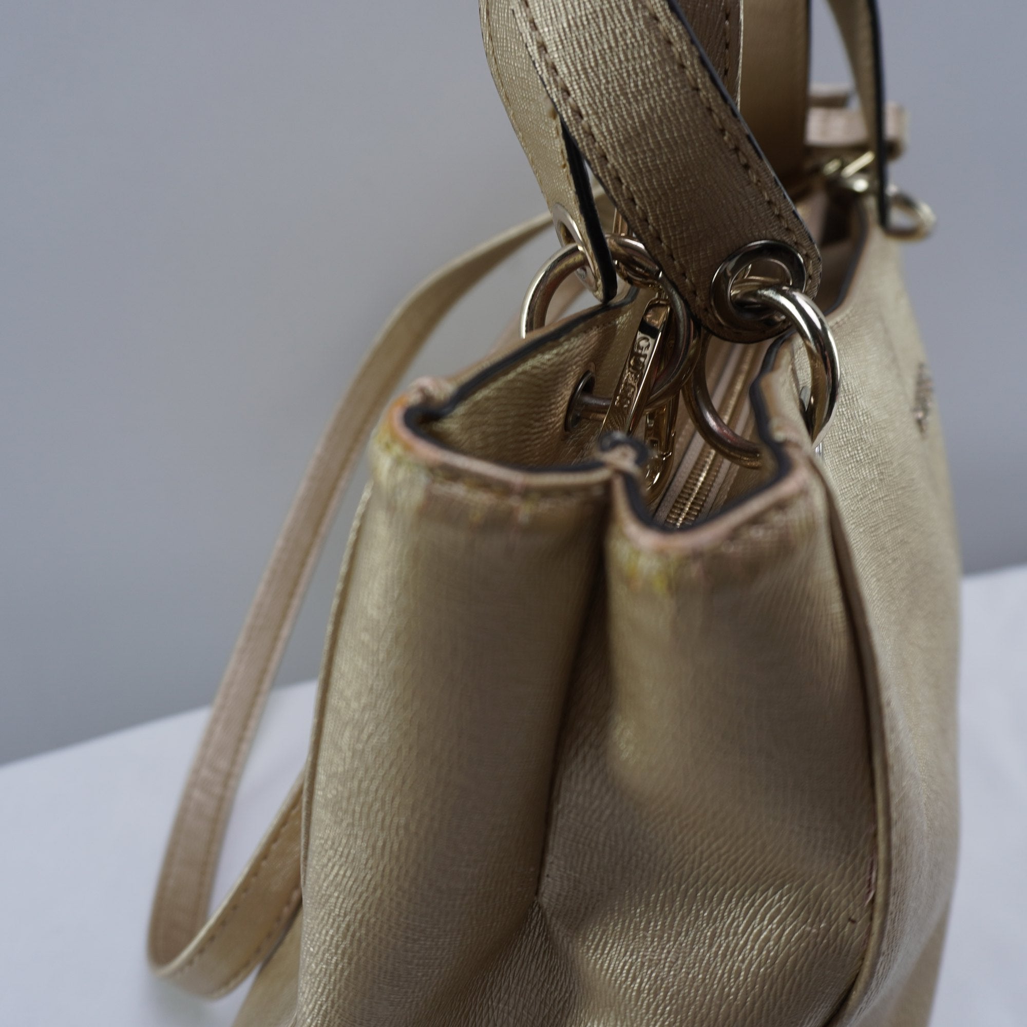 Bolso Baguette Guess para Mujer Usado - Dorado, Muy Buen Estado