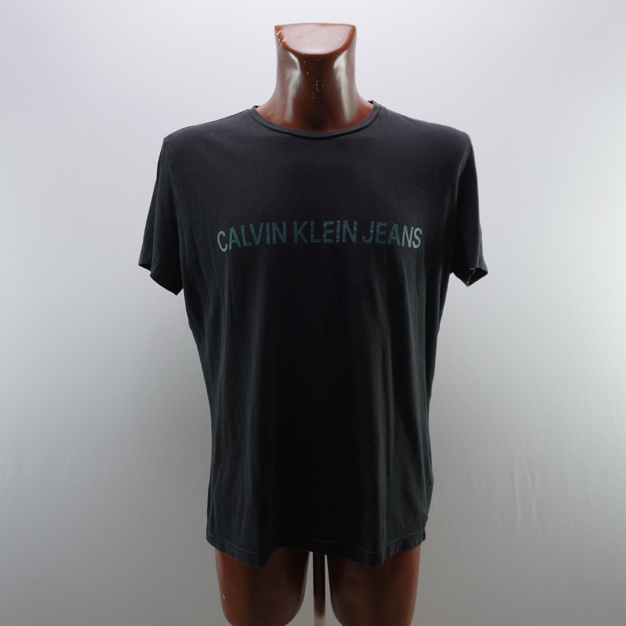 Camiseta de Manga Corta Calvin Klein para Mujer Usada - Negra, XL