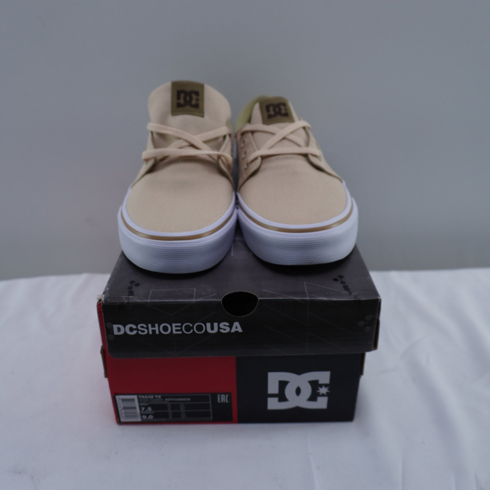Zapatillas DC Shoes para Mujeres Usadas - Beige, Talla 40