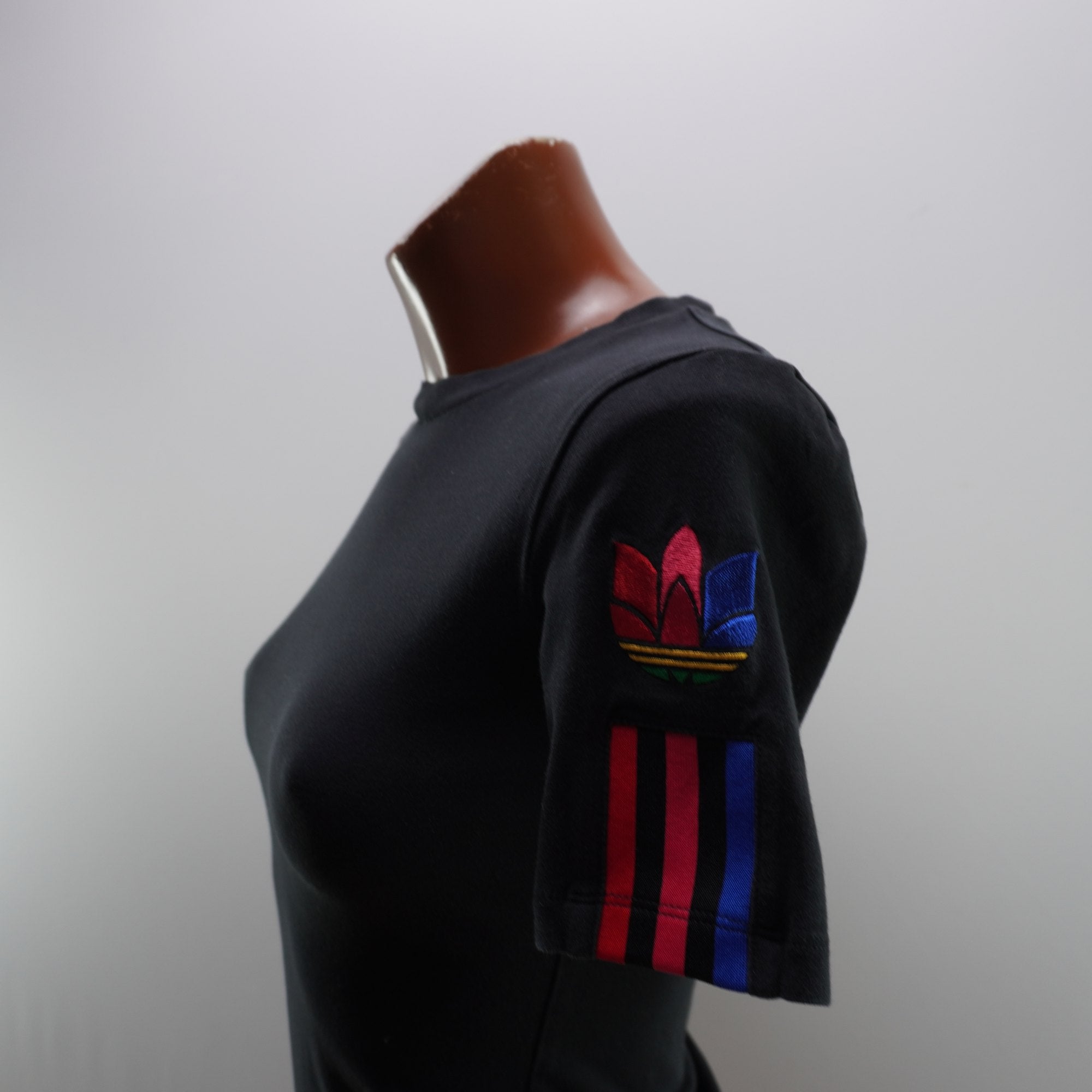 Camiseta de Manga Corta Adidas para Mujer - Negro, Talla 36, Usada en Muy Buen Estado