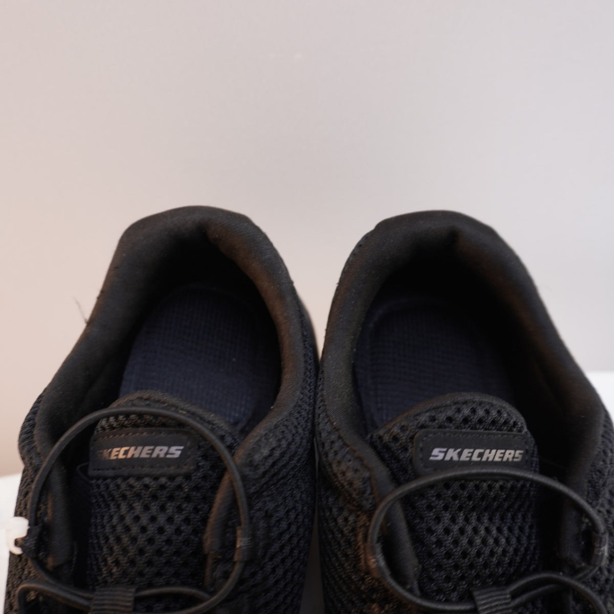 Zapatillas Skechers para Mujer Usadas - Negro, Talla 39