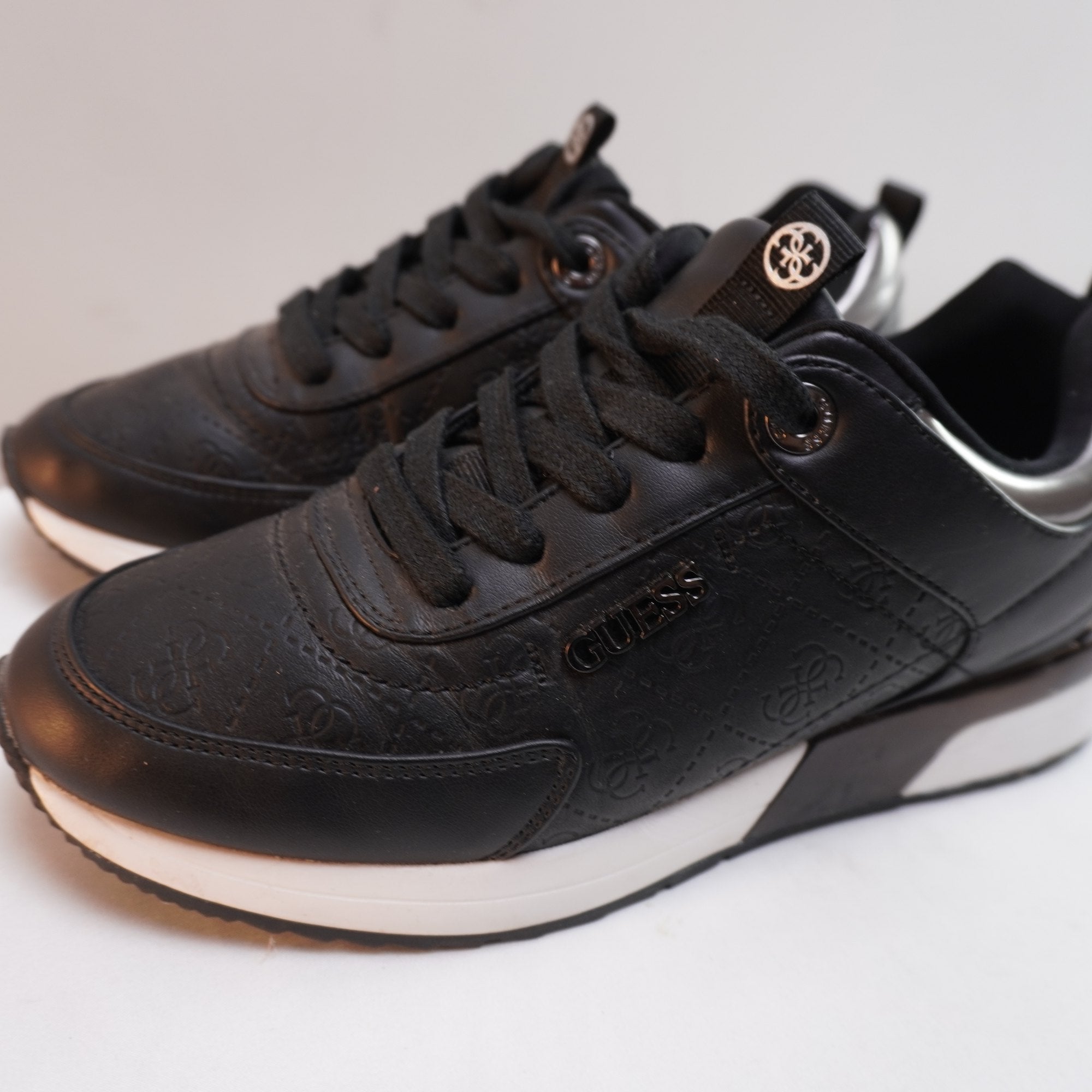 Zapatillas Guess para Mujer Usadas - Negros, Talla 37