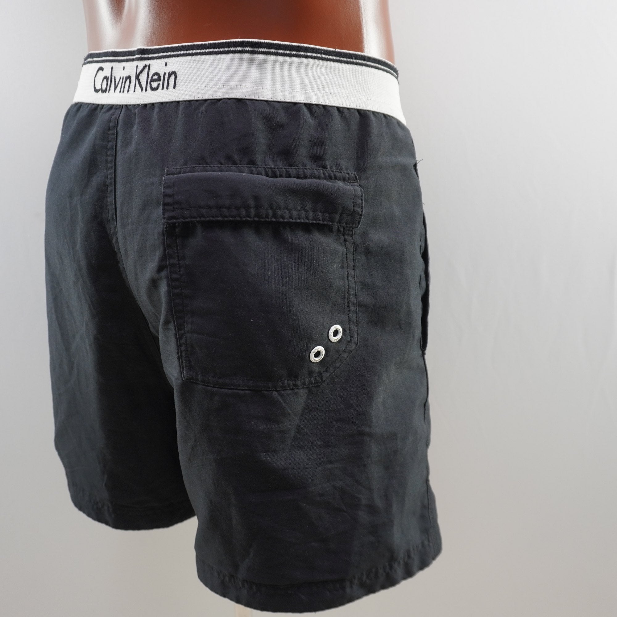 Bermudas Calvin Klein para Hombre Usadas - Negro, XL