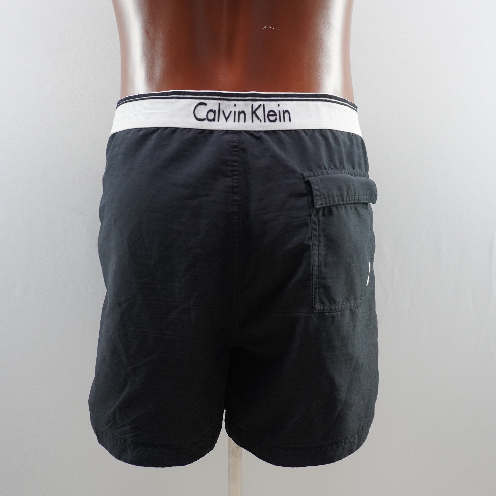 Bermudas Calvin Klein para Hombre Usadas - Negro, XL