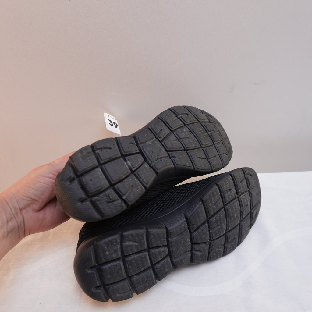 Zapatillas Skechers para Mujer Usadas - Negro, Talla 39