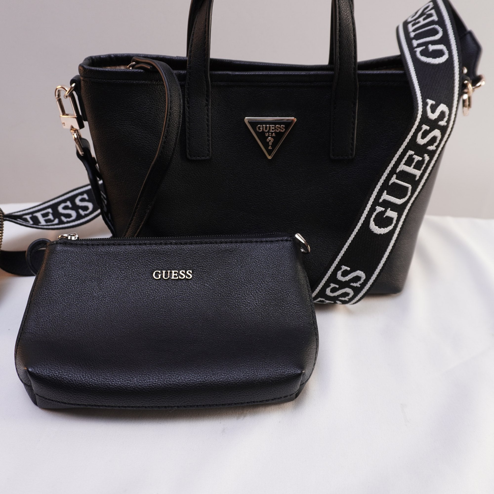 Bolso Baguette Guess para Mujer en Negro - Usado en Muy Buen Estado