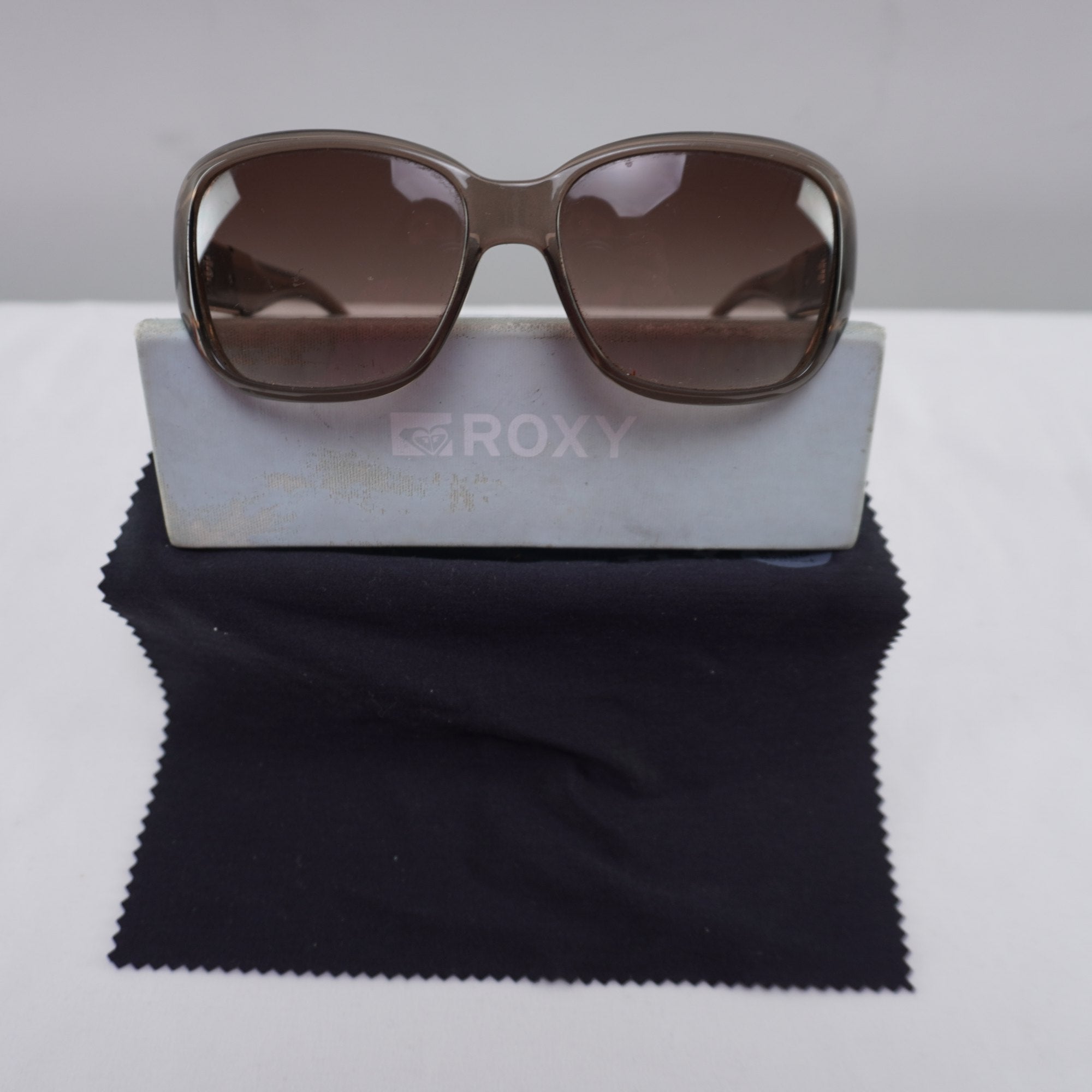 Gafas de Sol Guess para Mujeres - Marrón, Usadas en Muy Buen Estado